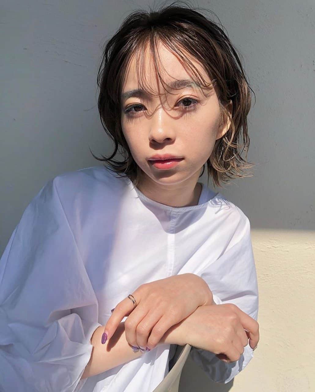塩川裕美のインスタグラム：「. . やっと髪の毛染めて、nailして、お洋服も新調できた❤︎ . まだまだマスクないと外出れないし 消毒スプレー持ち歩いてるよ👾👾👾 . . 早く今日のリップなににしようかなって 悩める日が来て欲しいなあ🦷 . . . . #福岡美容室 #ヘアカタログ #ミディアムヘア #ミディアムボブ #ボブ #サロンモデル　#福岡　#撮影モデル #メイク #カラーメイク #instagood #ショートヘア #ショートボブ」