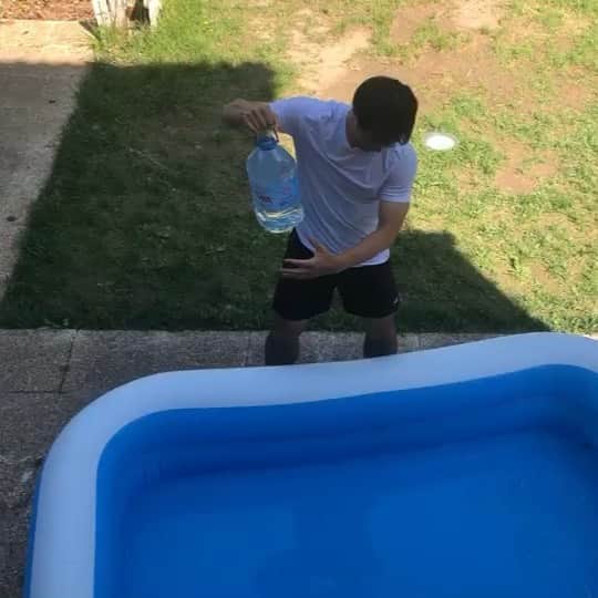 岡崎慎司のインスタグラム：「Day off today but I work for kids 💪 I've carried water 100 times from inside the house.💪💪🏋🏻‍♂️🏋🏻‍♂️🏋🏻‍♂️ One thing I can say is that  I have to buy a hose. 😅 #井戸から水をを運ぶ気持ちが少し分かった #やり始めた時にゴールが見えない時 #いかに無心でやり続けるかが大事 #それを気づかせてくれた #けど次はホースを買う #途中ランナーズハイ #いやキャリーズハイ #午後には日が出て #家族でリフレッシュ #明日から全体練習 #リーグは２週間後には始まる予定 #頑張ります💪💪😊」