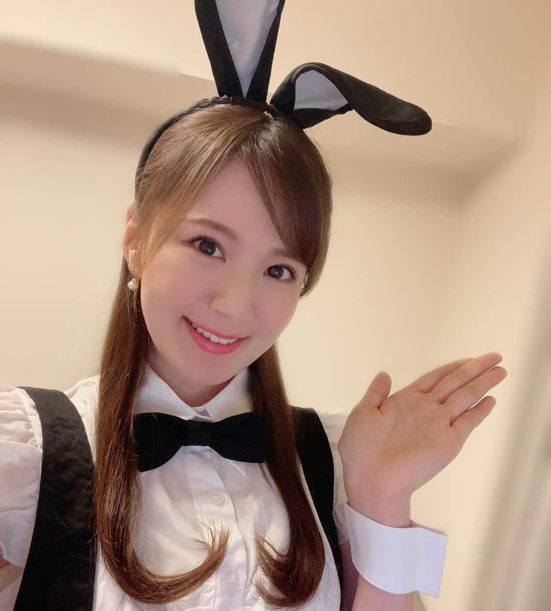 那津あやこのインスタグラム：「バニーちゃん🐰💕bunny girl﻿ ﻿ ﻿ 配信アプリmix channelでは、﻿ 雑談や天気予報を中心に﻿ コスプレ配信や料理配信などを行っています！😊✨ ﻿ ⬇︎⬇︎﻿ https://mixch.tv/u/14350837﻿ ﻿ ﻿ そして現在…﻿ 連続配信100日を超えています‼️👀✨﻿ ﻿ ﻿ 配信スケジュールは…﻿ ﻿ ☀️7:00〜（土日は9:00〜）﻿ 🌙20:00〜﻿ ﻿ ﻿ 基本的には、1日2回です‼️✨ ﻿ イベント中は、さらに配信回数や配信時間を増やしています‼️﻿ ﻿ ﻿ 無料アプリなので、ぜひ遊びに来てね♪💁‍♀ ﻿ ⬇︎⬇︎﻿ https://mixch.tv/u/14350837﻿ ﻿ ﻿ #那津あやこ #rq #ミクチャ #配信 #ライバー #モデル #レースクイーン #女子アナ #racequeen #コスプレ #バニーガール #フォロワー募集中 #ライブ配信 #うさぎ #ハロウィン #ビジョビ #マリームーン #rabbit #japan #japanese #japanesegirl #movie #bunny #bunnygirl #cosplay #model #followｍe #malymoon」