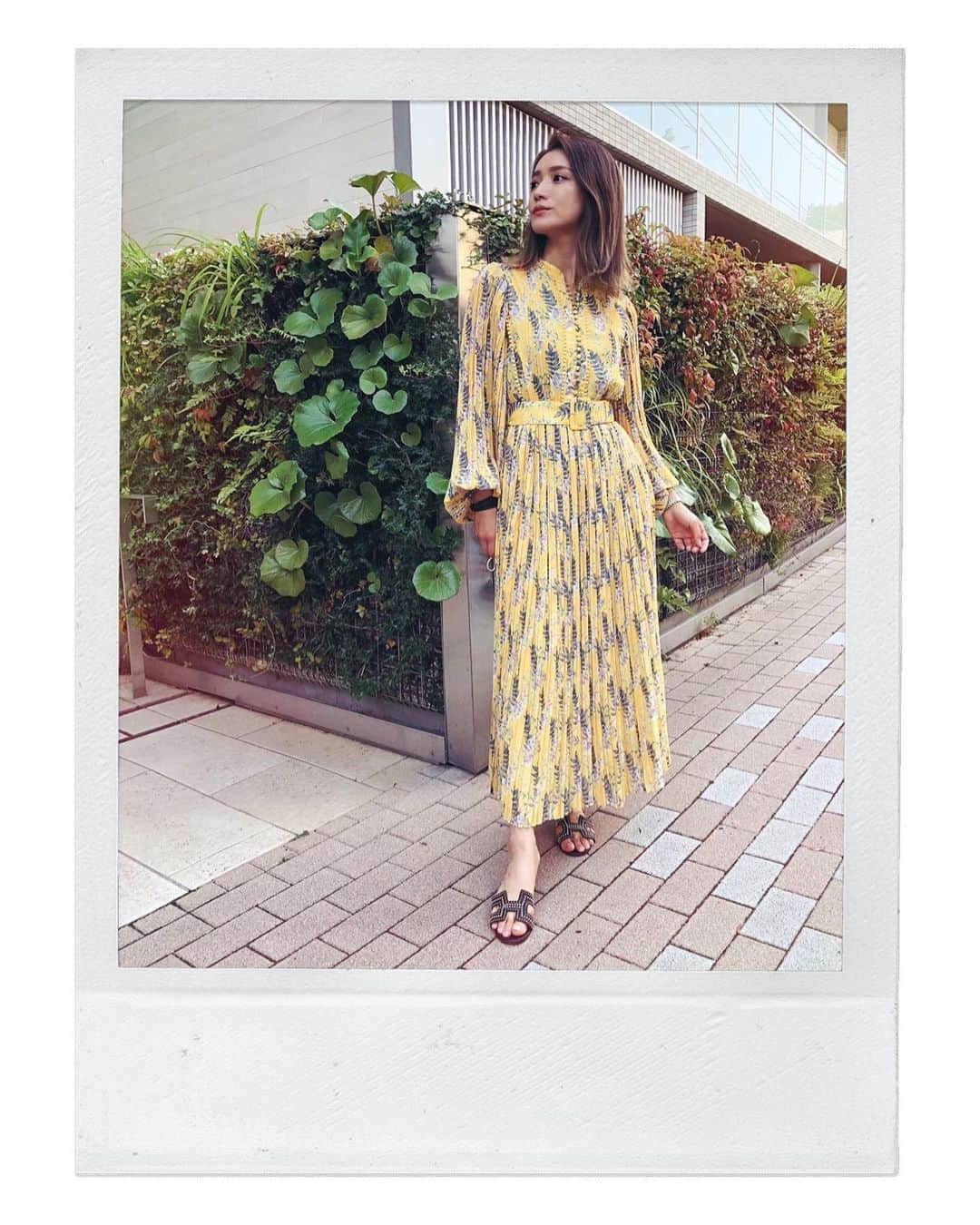 谷口紗耶香のインスタグラム：「@_estella.k_ 🤍 ハイセンスなワンピースが揃う #estellak ✨　だいすきなbrand✨ ・ サンダルもブーツも合わせやすくて、 一年中着まわせる プリーツワンピース🧡 ・ キチンと感もあるし、華やか🌴 #エステラケー」
