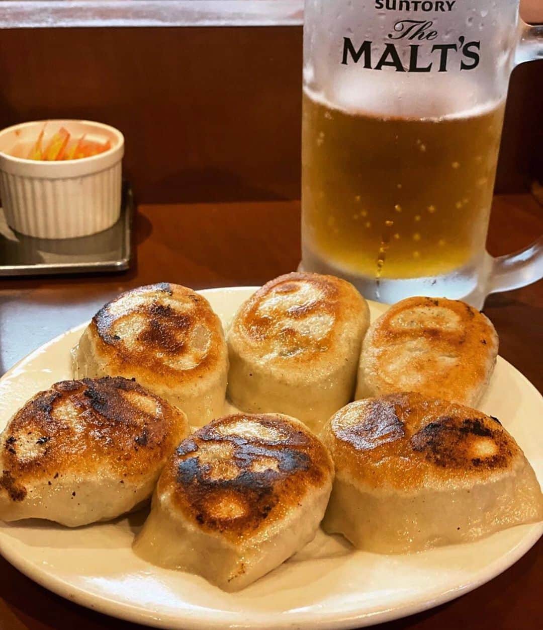 のインスタグラム：「餃子🥟❤️ . 締めのビールと餃子🍺 . . #食べすぎ #お腹が妊婦さん🤰」