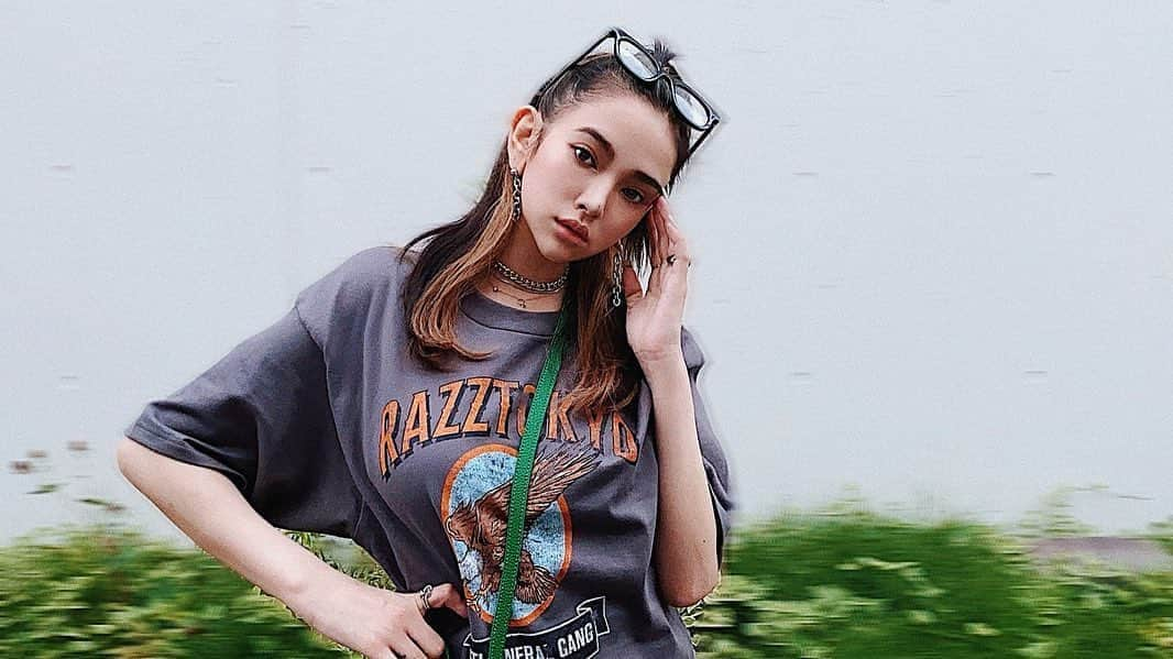 藤田杏奈さんのインスタグラム写真 - (藤田杏奈Instagram)「@razztokyo でGetした Tシャツが可愛すぎるし🔥🔥 .  @spiralgirl_official でGetした グリーンのbagもう最高🥺💚💚💚 . . . #ootd #ootdfashion #coordinate  #fashion #fashiongram #fashionista  #likeforlikes #likeforfollow #me  #tops #RAZZ #razztokyo  #bag #spiralgirl  #shoes #sneakers #louisvuitton  #clearsunglasses #mirror9  #necklace #figandviper」5月31日 19時18分 - anna_fujita