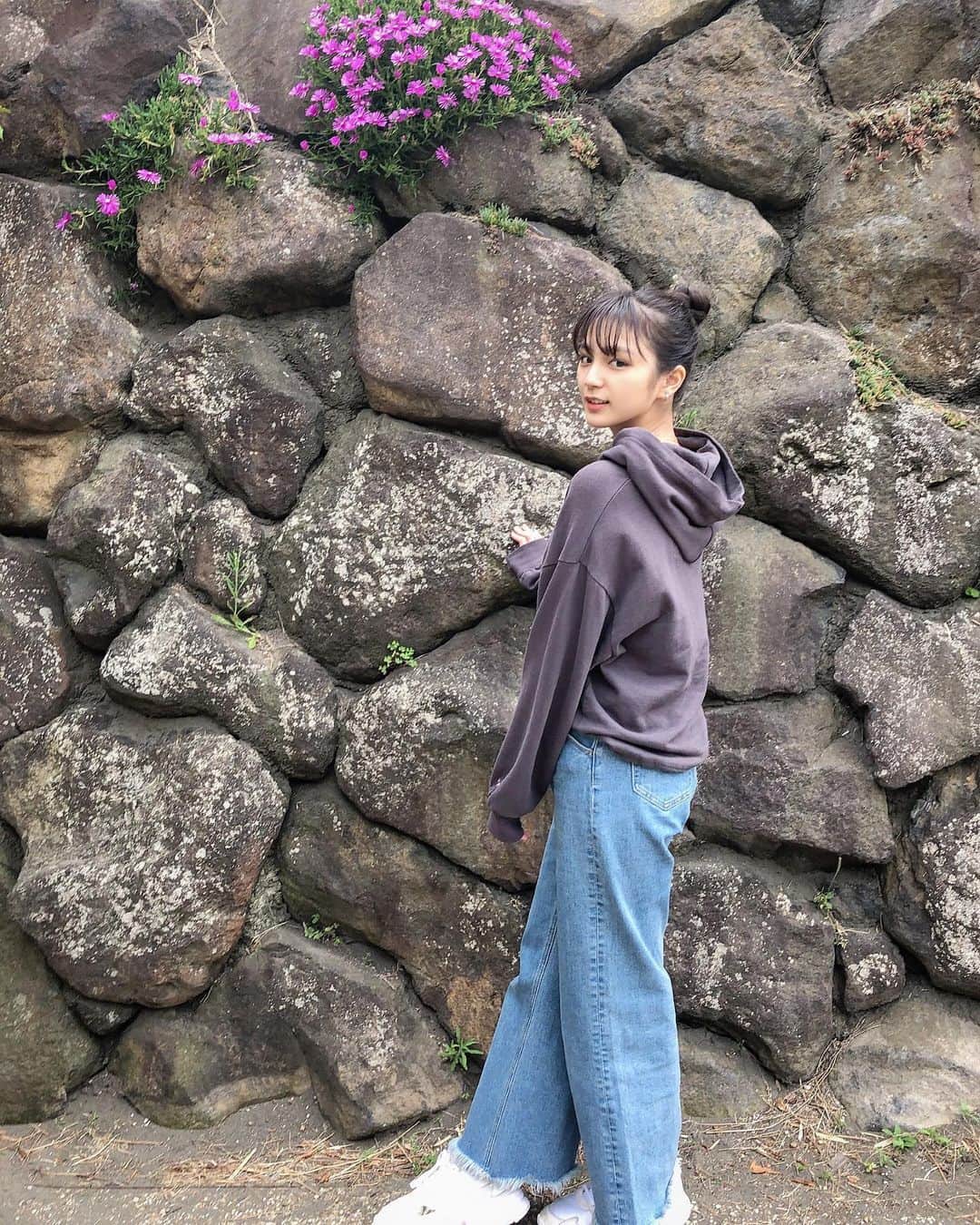 愛来さんのインスタグラム写真 - (愛来Instagram)「☁︎︎ ・ ・ パーカー ジーンズ スニーカー。 いちばん好きなスタイル ☻︎ ・ ・ #久しぶりの髪型 #愛来」5月31日 19時16分 - amefurasshi_aira_official_