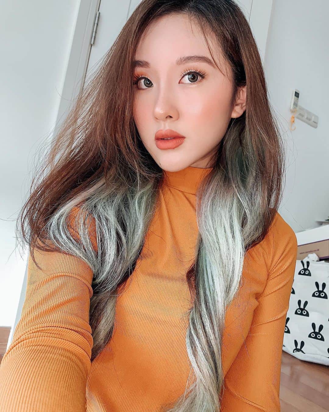 ジェシカ・ヤマダのインスタグラム：「Quite pleased with today’s makeup 🍁 Also, my hair’s growing so long and the color’s still not bad, huh? Thanks to @number76_jakarta ☺️ . 𝐞𝐲𝐞𝐬: @blpbeauty eyebrow powder - brown @somethincofficial brow wiz - dark chocolate #morphexjamescharles - code james + canvas + flashback @rimmellondonus scandaleyes eyeliner @pinkrabbitlens pompon lens - grey . 𝐟𝐚𝐜𝐞: @wardahbeauty c-defense series dd cream @pixycosmetics twin blush - pop terracotta #morphexjamescharles - code james + face + ringlight . 𝐥𝐢𝐩𝐬: @catrice.cosmetics lip pencil - upper brown side @rekacosmetics liquid lipstick - instant crush . P.S. Got my #morphexjamescharles and @somethincofficial from @beautyhaulindo @elleyamada thank youu ^^」