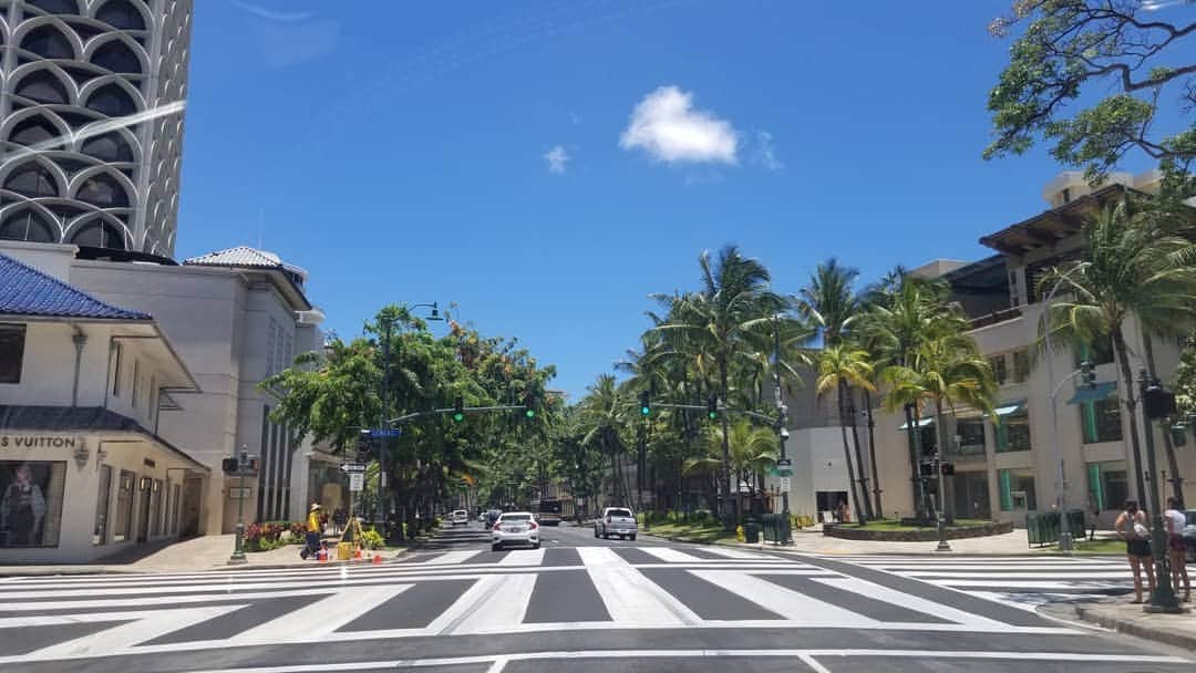瀬川慶のインスタグラム：「Still quiet Kalakaua Ave. feels  awkward? まだ穏やかなカラカウア通り、少し見慣れた?  #hawaii #aloha #waikiki #kalakauaave #covid19hawaii #saferathome #ハワイ #アロハ #ワイキキ　#カラカウア通り #コロナに負けるな #もう少し頑張ろうね #tgalleriahawaii」