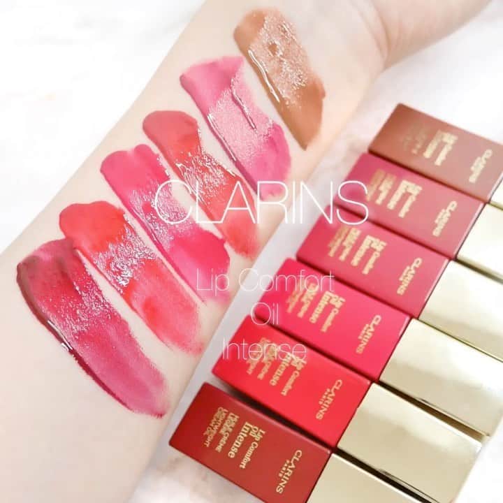 のインスタグラム：「💄クラランスのリップオイル💋﻿ ﻿ ﻿ ﻿ こんにちは😌✨﻿ ﻿ この間ご紹介した﻿ クラランスの新作リップオイルの﻿ 動画をのせれていなかったので﻿ せっかくなので残しておきます✍🏻﻿ ﻿ ✔️コンフォート リップオイル インテンス﻿ 全6色 ¥3,520﻿ ﻿ こちらすごく人気で売れ切れているみたい？✨﻿ ﻿ インスタの記事を見て﻿ 私も買いました〜！と報告して下さった﻿ フォロワーさんがたくさんいて﻿ すごく嬉しかったです🥺💕﻿ ﻿ ありがとうございます💓﻿ ﻿ ﻿ ﻿ @clarinsjp﻿ #クラランス#リップオイルインテンス#CLARINS#コスメ垢#コンフォートリップオイル﻿ #デパコス#コスメレビュー#コスメスウォッチ#リップレビュー#コスメ垢#lipoil#cosmetics#motd#화장품#化妆品」