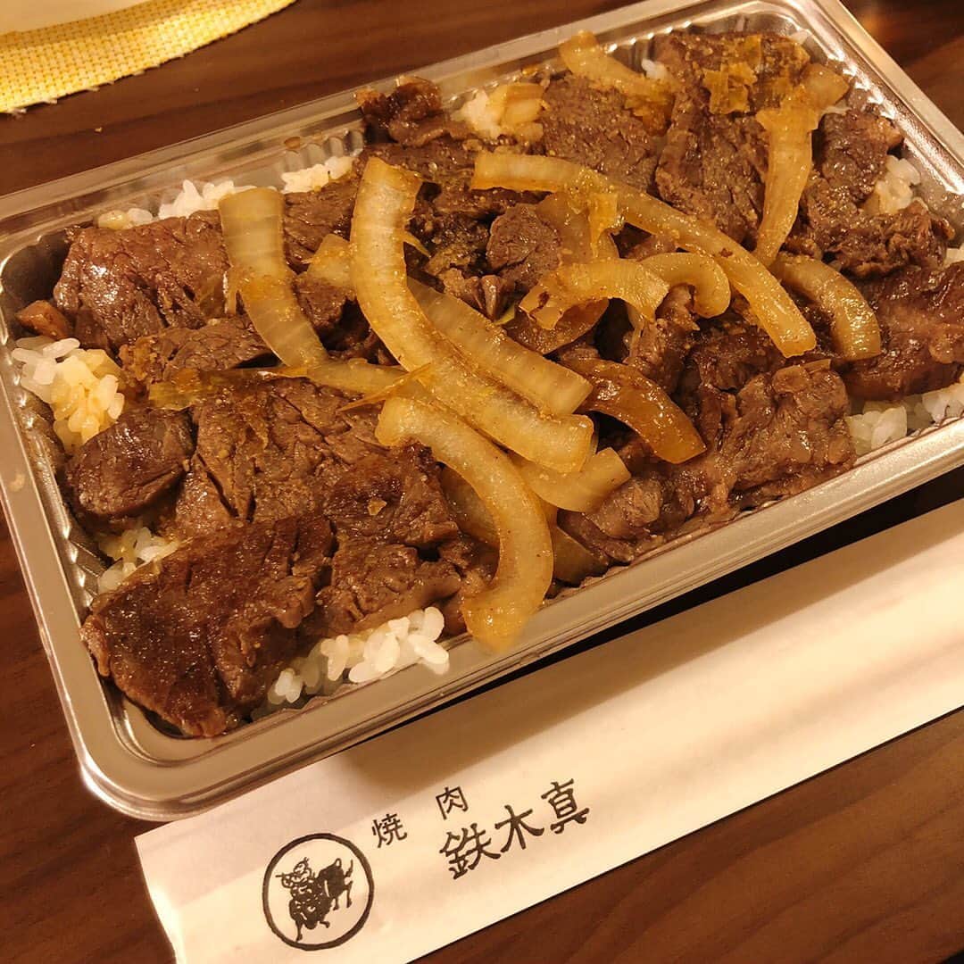 南條早紀のインスタグラム：「週末のご褒美🥓 . . お疲れ！って気分のときは 焼肉が食べたくなる🥩 . 会社近くにもお店がある大好きな焼肉屋さん、 鉄木真（テムジン）の焼肉弁当🍱❤️ . 手に持つとどっしりと重量感を感じるボリューム！ 敷きつめられたごはんの上には やわらか〜いハラミと甘い玉ねぎ。 そして、焼肉のたれがたっぷりかかった ご飯とお肉を一緒に食べるとそこはもう天国👼💓 . . ああああ、おいしい。 . . そこで、ビールをひと口…🍺 . . 😇😇😇（昇天 . . 笑 . . お野菜も食べなきゃ！なんて、 野暮なこと言わないで… おなかをお肉と炭水化物でパンパンにする 幸せがそこにあります。 . . 今週も、また頑張ろう☺️❤️ . . #富山 #富山県 #富山市 #高岡市 #toyama #富山テイクアウト #テイクアウト #テイクアウトグルメ #焼肉 #焼肉弁当 #ハラミ #ハラミ弁当 #テムジン #鉄木真 #焼肉大好き #焼肉好き  #大好物 #肉 #肉食女子 #スタミナ #うちデリ #おいしい #幸せ #食べるの大好き #ご褒美 #ビールと共に #ビール女子  #アナウンサー #南條早紀 #なんじょうのにちじょう」
