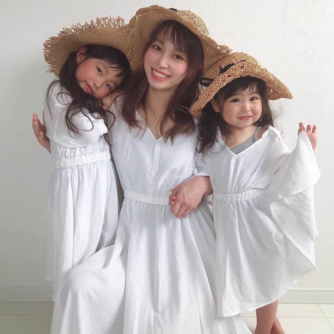 mamagirl ママガールさんのインスタグラム写真 - (mamagirl ママガールInstagram)「『お子さんとお揃いに♪ワンピースに麦わら帽子👒』﻿ ﻿ ﻿ 1枚でカジュアルにも綺麗めにも着られるワンピース！サラッと1枚で着れます♪﻿ ﻿ 帽子をプラスすると夏らしさがアップ﻿ これからの季節にぴったりですよ😊﻿ ﻿ ﻿ @aiko_fuchi さんの投稿からの引用です✍️﻿ ・・・・・・・・・・・・・・・・・・・・・・﻿ ﻿ 久々の3shot👩‍👧‍👧♡﻿ お揃いの時、喜んでくれるのが嬉しいな😆💗﻿ ﻿ お揃いワンピは @babychu2014 ♥﻿ これからの季節にとっても涼しい素材🎐♪﻿ ﻿ ―――――――――――――﻿ 切り替えギャザーロングワンピース/ブラック﻿ 2歳★90×12.7kg★﻿ 4歳★100×14.7kg★﻿ @babychu2014 (#otonato )﻿ 着用サイズ90・110・ママM（ママの身長160cm★）﻿ ﻿ ・・・・・・・・・・・・・・・・・・・・・・﻿ ﻿ photo by @aiko_fuchi @ppyan0404 @wacheri05 @mami_13_r﻿ 素敵なお写真をありがとうございます😊💕﻿ ﻿ 『ママガール』ではオシャレも子育ても楽しみたいママさんに向けて発信中✨﻿ ﻿ @mamagirl_jp や #mamagirl のタグ付けをして下さった投稿からも紹介しております。﻿ 是非、タグ付けやハッシュタグをつけて投稿してみてください🌷﻿ ﻿ ﻿ #親子コーデ#親子リンクコーデ#リンクコーデ#おやこーで#親子コーディネート#親子リンクコーデ愛好家#キッズファッション#キッズコーデ#こどもふく#子供服#子供服コーデ#子供のいる生活#こどものいる暮らし#ママさんと繋がりたい#ママライフ#親バカ部#ママカメラ#ママライフカメラ#プチプラコーデ#ラフコーデ#きょコ#シンプルコーデ#大人カジュアル#休日コーデ#ワンピース#麦わら帽子#カンカン帽」5月31日 19時47分 - mamagirl_jp