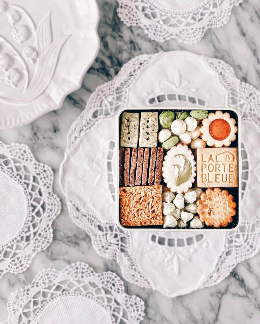 のインスタグラム：「‥ 𝑮𝒍𝒖𝒕𝒆𝒏 𝒇𝒓𝒆𝒆 . グルテンフリークッキー【すずらん缶】 . . 日本の食の原点でもある『米』﻿（米粉）でありながら フランス素材とのマリアージュを楽しめ 見た目も素敵なクッキー🍪 なかなかこういうの ないですよね♡ ﻿. . . ▫️ココナッツオイルと玄米のクッキー ▫️ココナッツのフロランタン ▫️発酵バターと甜菜糖のサブレ ▫️オレンジのガレット ▫️あんずのジャムクッキー ▫️アールグレイのショートブレッド（卵不使用）﻿ ▫️自家製ミントのメレンゲ ▫️大分産柚子のメレンゲ ▫️田原産抹茶のマカロン ▫️カカオニブとチョコレートのサブレ ﻿. . .  LA PORTE BLEUE ＠atelierchiro 賞味期限:発送日から約１0日間（発送日含む）﻿ ※お一人様2缶まで ※アレルギー対応ではありません ‥‥‥‥‥‥‥‥‥‥‥‥‥‥‥‥‥‥‥‥‥‥‥‥‥‥‥‥‥‥‥‥‥‥ #cookiegram#cookies#foodpic#igersjp#glutenfree#laportebleue#muguet#すずらん#クッキー缶#クッキー#グルテンフリー#米粉クッキー#米粉クッキー缶#グルテンフリークッキー#アイシングクッキー#全国配送﻿ #通販#東京カフェ#東京スイーツ#お取り寄せスイーツ#お取り寄せ#ギフト#スワトー#スワトー刺繍」