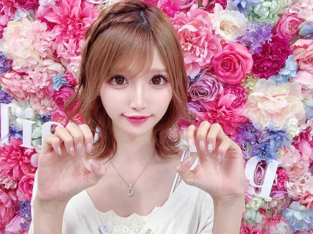 桜咲乃愛さんのインスタグラム写真 - (桜咲乃愛Instagram)「ネイルしてきたよん🥰💕✨ 自粛中全然出来てなかったからやっとキレイになって嬉しい〜😌💓💓💓🍀 💎 かわいいからクマつけてもらった🐻💓✨ 髪の毛はセルフアレンジ😆💕🎀 いつでも可愛くしたい😜💓💓💓💓💎 渋谷 #ネイル#ジェルネイル#ネイルデザイン #ラメネイル#ラメグラデーション」5月31日 19時49分 - noasama1101