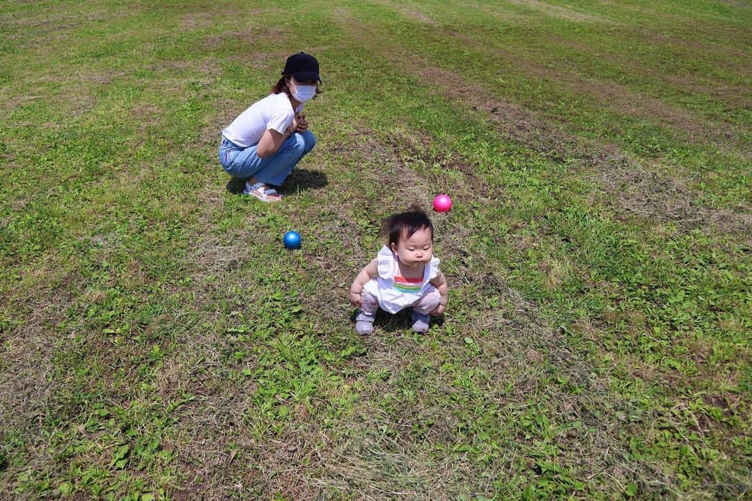 DJ YURiAさんのインスタグラム写真 - (DJ YURiAInstagram)「🌳🌳🌳﻿ ﻿ ﻿ 広い公園に行ったら﻿ 不安になったのか﻿ ぎゅーしてくれました🤤﻿ ﻿ いつもは背を向けて﻿ スタスタ行ってしまうのに🙈﻿ ﻿ おにぎりも上手に﻿ 食べられるようになりました🍙﻿ ﻿ 最後の写真のシュールさ笑﻿ ﻿ 公園初心者すぎて﻿ レジャーシートのみだったけど﻿ 今度はポップアップテント買って﻿ 持っていきたい！⛺️﻿ ﻿ ﻿ 広い芝生の上で﻿ 娘は一際小さく見えました👧🏻﻿ ﻿ ﻿ #mylittlegirl  #13monthsold  #母と娘 #公園遊び #葛西臨海公園 #広くてビックリ #歩く練習 #1歳」5月31日 19時51分 - djyuria