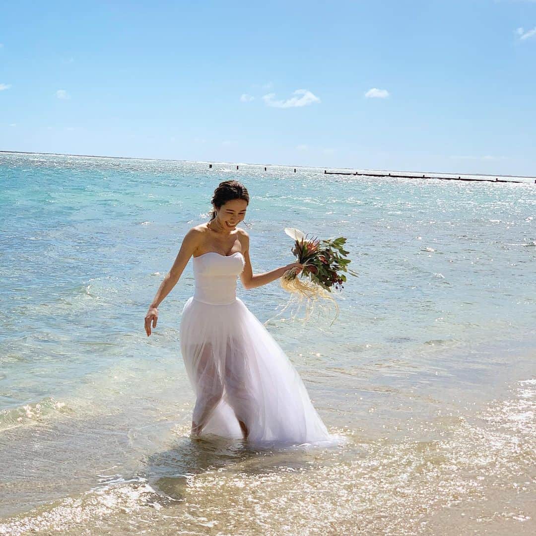 南美沙さんのインスタグラム写真 - (南美沙Instagram)「2月に撮影でハワイに行った時の楽しかった思い出✨. ドレスのまんまで海入っちゃって大丈夫なの？！てびっくりしちゃった皆様✨✨. マリンドレスの　@allies___ はウェディングドレスのまま海に入れちゃうんです🐠. . ヘアメイクは @paulele_hawaii . . .  #マリンドレス　#allies #ハワイ　#ハワイ結婚式 #ハワイ婚　#ハワイ好きな人と繋がりたい  #ハワイ結婚  #ハワイウェディング　#ハワイウェディングフォト  #ハワイウェディングドレス  #ハワイウェディングヘアメイク  #ハワイウェディングプロデュース」5月31日 19時54分 - miee.misa