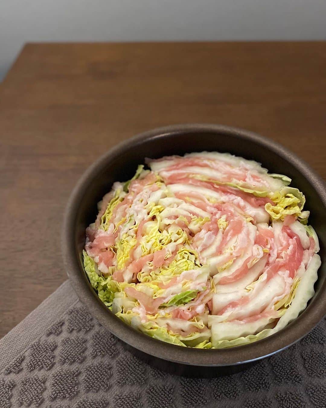 橋元優菜のインスタグラム：「＊ ミルフィーユ鍋納め🥬🥓 ＊ ＊ ＊ ＊ #おおさかごはん #ミルフィーユ鍋 #ミルフィーユ #豚肉 #豚バラ #白菜 #白菜レシピ  #鍋料理 #おうちごはん #手作りごはん  #japanesefood #asianfood #dashi #挟むだけ #食事記録 #鍋スタグラム #豚肉レシピ #豚肉料理 #野菜レシピ #夜ごはん #おいしいもの」