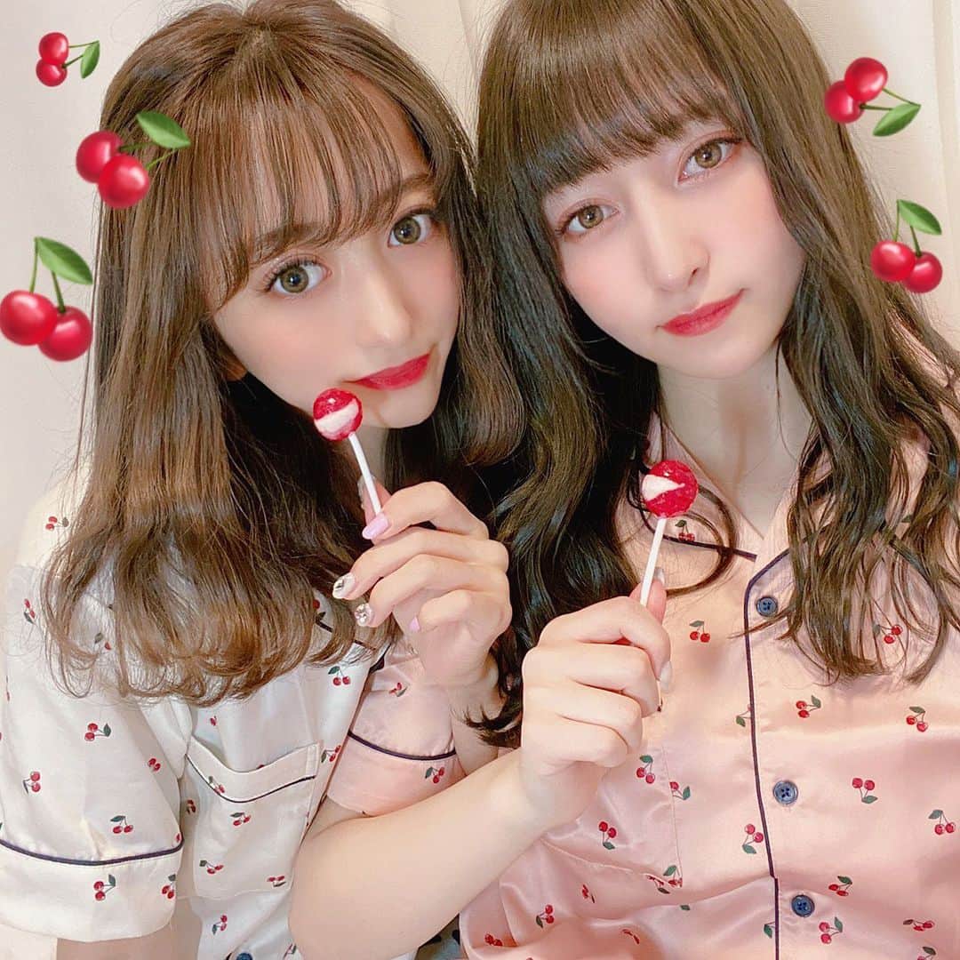 ひなたろす（佐原ひなた）さんのインスタグラム写真 - (ひなたろす（佐原ひなた）Instagram)「おうち時間🍒🍒🍒❤️﻿ ﻿ #GU #ルームウェア　ってなんでこんなに﻿ かわいーのばっかりなのか🥺🥺ぴえん。﻿ ﻿ ﻿  #guパジャマ #gu  #follwme #fashion #followhim  #パジャマ　#follow4follow #instaday #instalike #instadaily #instacute #love #redhair #followme  #code  #fashion  #followforfollow #맞팔 #선팔 #소통 ﻿ #followforfollowback ﻿ #パジャマパーティー #twin #おそろいコーデ #お揃いコーデ  #おうち時間 #おうちカフェ」5月31日 20時10分 - saharahinata