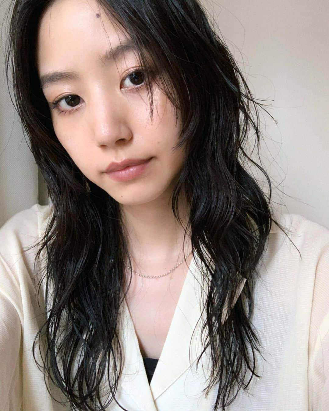 Shiho Sasakiのインスタグラム：「やっと @tetro_hairsalon に行って髪の毛復活💈 相変わらずパーマは残っております✌️ スタイリングは水で濡らしてパーマ出した後、オイルで仕上げてるよ✨ #hair#dayoff」