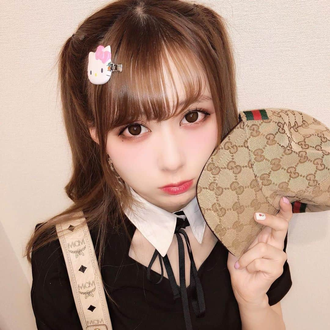 生田衣梨奈さんのインスタグラム写真 - (生田衣梨奈Instagram)「♥最近流行りの地雷メイク♥﻿ ﻿ なんかYouTubeとかで研究しました笑﻿ ﻿ なんか持ってるものとかも合ってるかわからんけど笑笑﻿ ﻿ でも色んな方のみて研究しました！！！笑﻿ ﻿ こーいう女の子どーですか？？﻿ ﻿ ﻿ いつもカラーコンタクト付けてないけど﻿ これのためにつけた笑笑﻿ ﻿ 流行りを随時取り入れていきますので﻿ よろしくお願いします！！！！﻿ ﻿ ﻿ みずきとのインスタライブの時に聞かれていましたが﻿ あの時のリップは。。。﻿ ﻿ イヴサンローラン﻿ ヴォリュプテ ウォーター カラーバーム 8﻿ ﻿ ﻿ ですよーー！！！！﻿ ﻿ めちゃくちゃ可愛い色！！！！﻿ ﻿ ﻿ ﻿ #morningmusume20﻿ #モーニング娘20﻿ #えりぽんかわいい﻿ #顔面国宝﻿ #かわいい﻿ #アイドル﻿ 存在が #インスタ映え﻿ #大好き﻿ #Love﻿ #beauty﻿ #followme﻿ #おうち時間﻿ #StayHome﻿ #ig_Japan﻿ #팔로미﻿ ##instafollow﻿ #地雷女﻿ #地雷メイク﻿ #地雷系女子  #地雷少女﻿ #makeup﻿ #MCM﻿ #GUCCI﻿ #EATME﻿ #YSL #サンリオ」5月31日 20時04分 - erina_ikuta.official