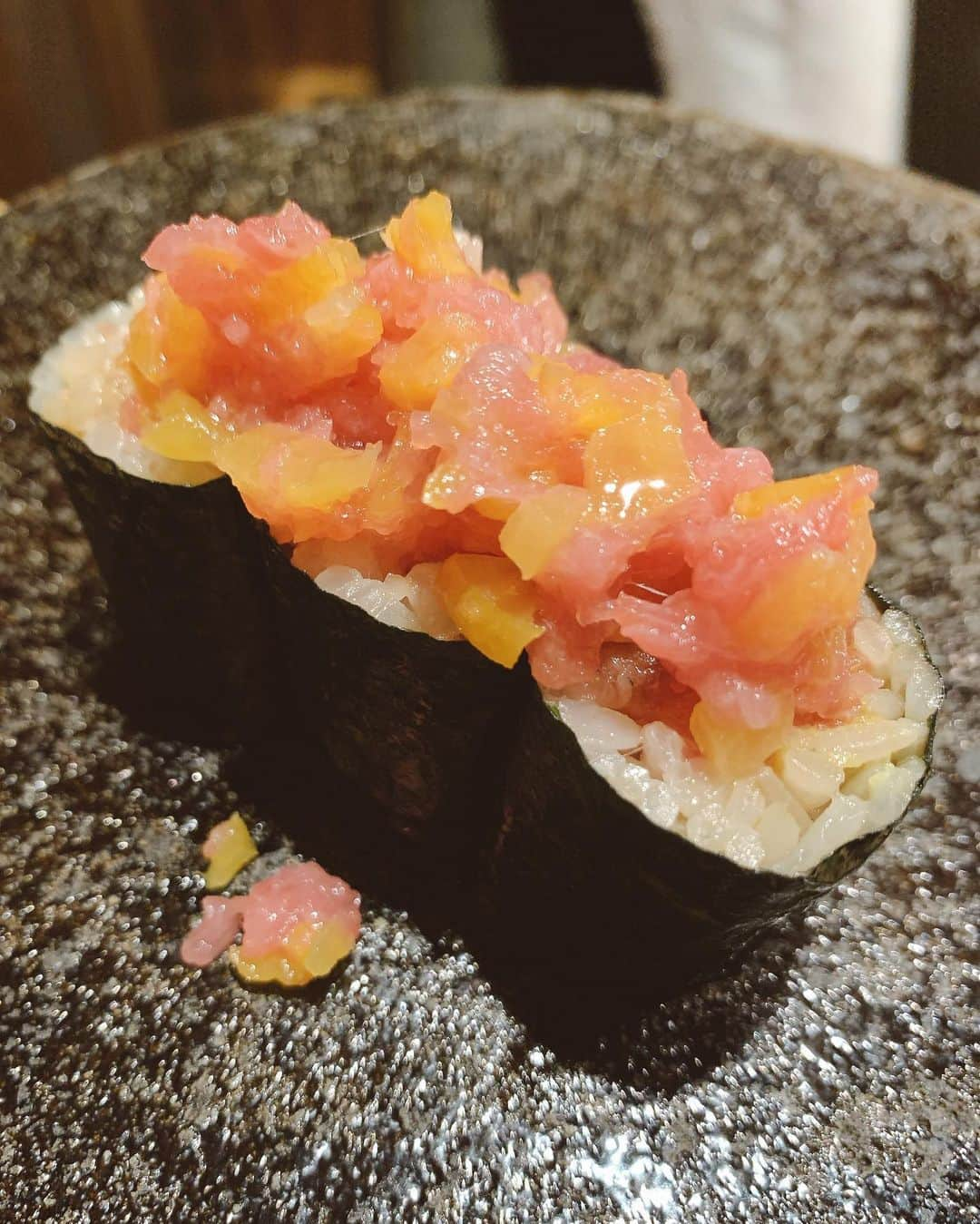 はぎちゃんさんのインスタグラム写真 - (はぎちゃんInstagram)「シースーをべーたーまいうーのどうかん🍣 #寿司 #食べ終わって帰り際に指ふと舐めたら指が旨すぎた #指アテにして酒飲めるぐらい美味かった #大将がまたステキ #寿司にピント合わずに大将にピントがよる #大将に俺も握られたい #シースー #美味しいー！ #からのウルトラCー！ #寿司好きな人と繋がりたい」5月31日 20時04分 - hagichan0524