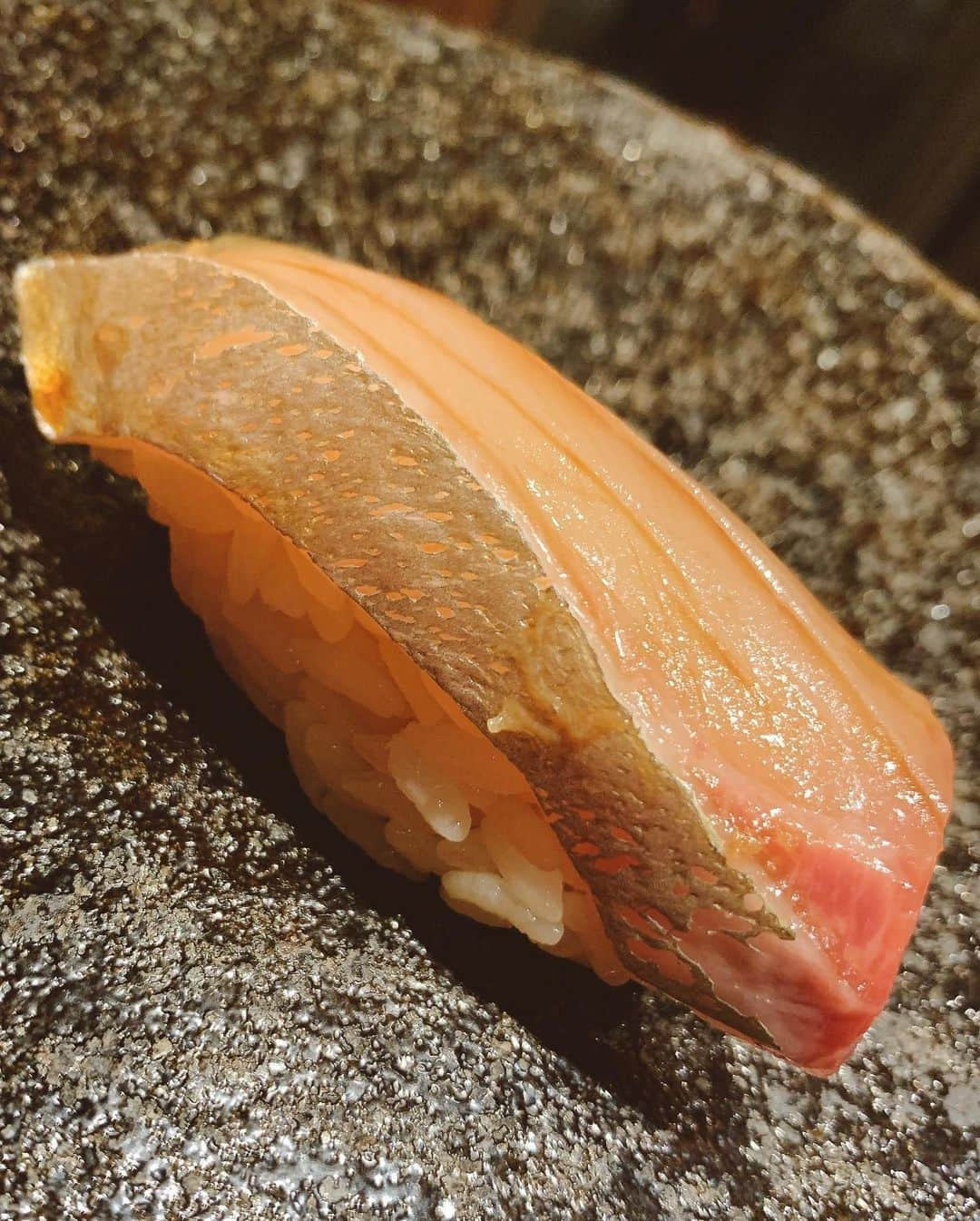 はぎちゃんさんのインスタグラム写真 - (はぎちゃんInstagram)「シースーをべーたーまいうーのどうかん🍣 #寿司 #食べ終わって帰り際に指ふと舐めたら指が旨すぎた #指アテにして酒飲めるぐらい美味かった #大将がまたステキ #寿司にピント合わずに大将にピントがよる #大将に俺も握られたい #シースー #美味しいー！ #からのウルトラCー！ #寿司好きな人と繋がりたい」5月31日 20時04分 - hagichan0524