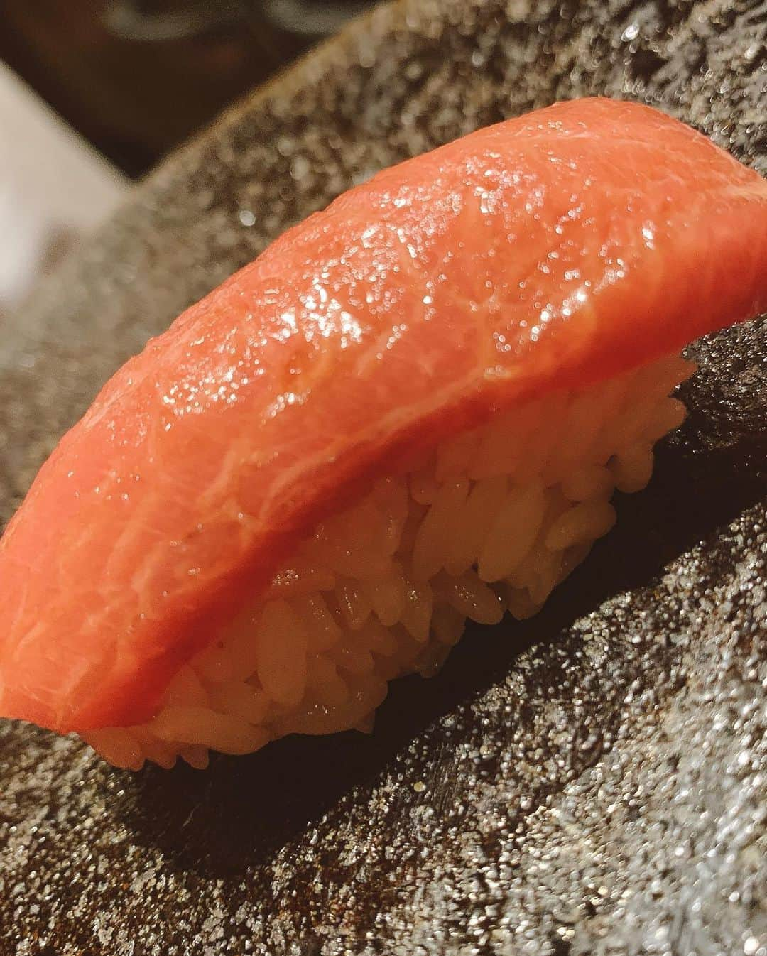 はぎちゃんさんのインスタグラム写真 - (はぎちゃんInstagram)「シースーをべーたーまいうーのどうかん🍣 #寿司 #食べ終わって帰り際に指ふと舐めたら指が旨すぎた #指アテにして酒飲めるぐらい美味かった #大将がまたステキ #寿司にピント合わずに大将にピントがよる #大将に俺も握られたい #シースー #美味しいー！ #からのウルトラCー！ #寿司好きな人と繋がりたい」5月31日 20時04分 - hagichan0524