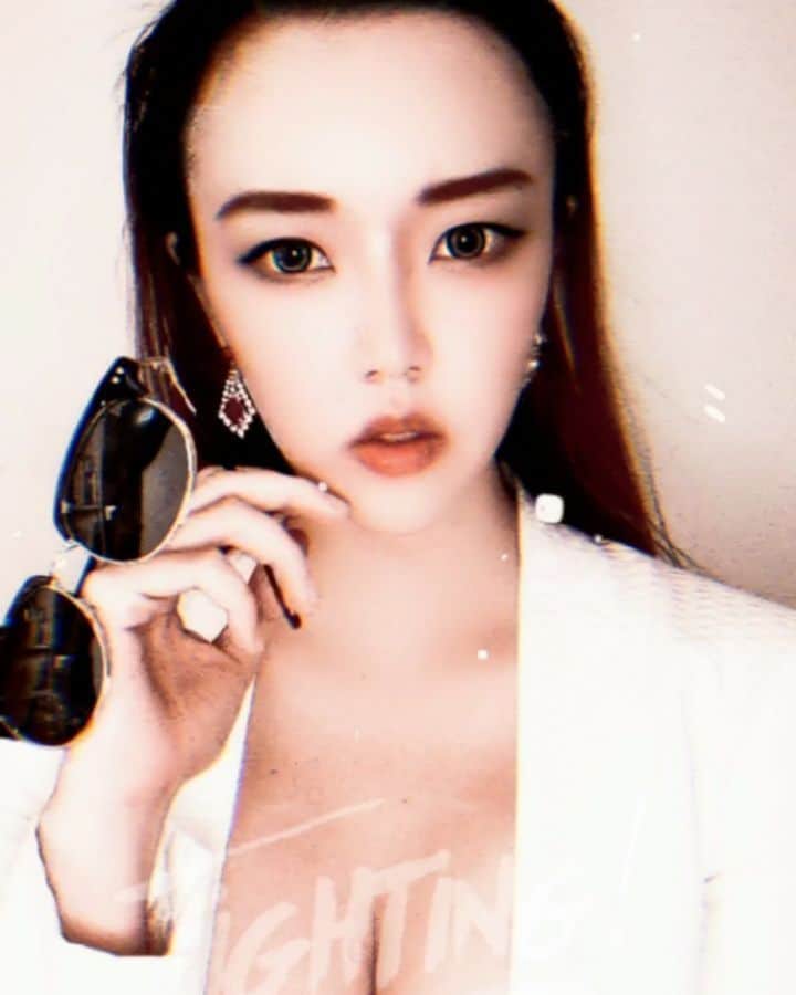 Nicole Chenのインスタグラム：「I want you and I know you want me too :) #抖音#抖音有毒 #抖音上瘾 #抖音精选 #抖音短视频 #douyinvideos #uzzlang #korean #chinese #asian #tiktokchina  #uzzlangstyle #douyin #抖音日常 #抖音上癮 #抖音短視頻 #tiktok #douyinchina #小姐姐 #抖音🎵 #抖音短视频在线#情侣 #恋爱 #fashion」