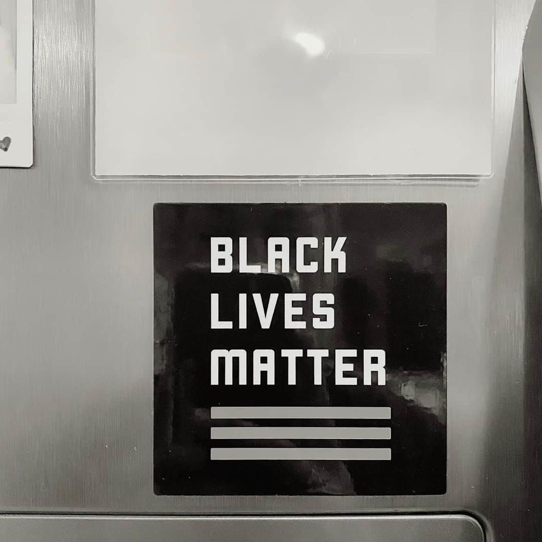 オリヴィア・ホルトのインスタグラム：「i walked into my kitchen this morning and looked at my fridge. a few months after i moved into my home i found this sticker in a bag. and instead of throwing this sticker away i threw it up on my fridge bc this, this is not just a sticker. this is important and this is real. i’m devastated over all of this. but w that being said i know that to be silent is to be complicit. and just feeling devastated and all of the other feelings we may have felt in the last couple days, months, and years, isn’t enough. so i choose to speak up. for my black and brown friends, sisters, brothers and fellow humans. i choose to do my part as i know the privilege i stand in. and i stand with u. i support u. i value u. i hear u. i see u. u matter.  i put a link in my bio on ways u can help. and ways that have helped me and educated me. if u have two minutes to keep scrolling then u have two minutes to help in any way u can. let’s participate in signing petitions. let’s donate. let’s demand change. enough is enough. #blacklivesmatter」