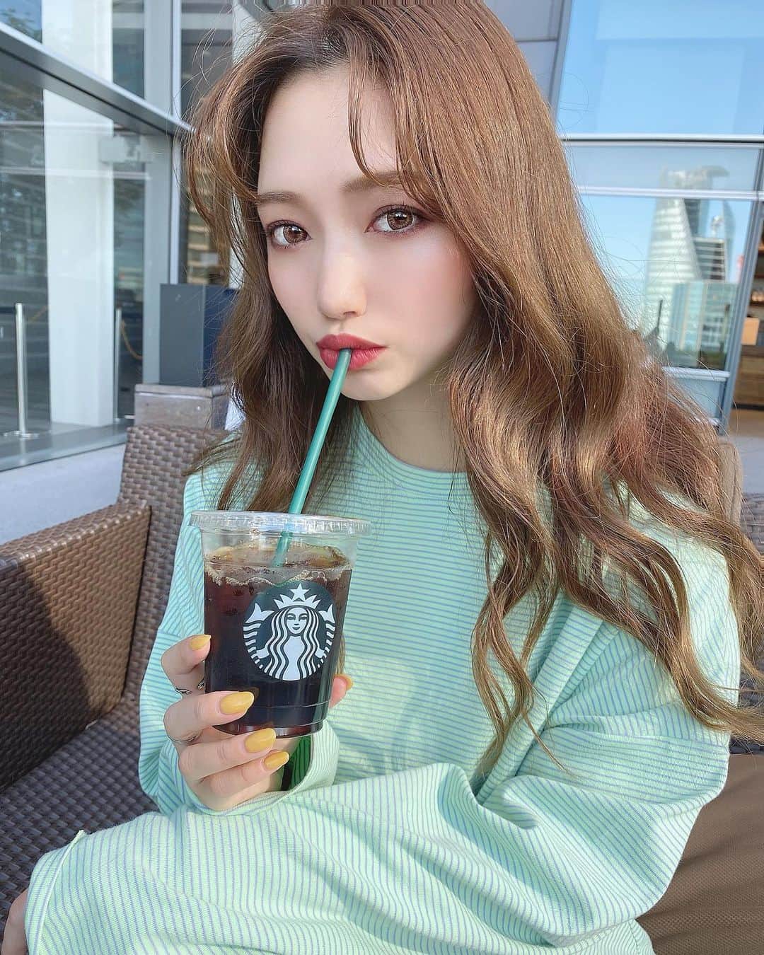 YUKIKOさんのインスタグラム写真 - (YUKIKOInstagram)「. 天気の良い日はテラスが いいよね〜😊☀️ 初めてスタバのブラックコーヒー 飲んだ気がする😂☝🏻笑 いろんな味ありすぎて いつも期間限定とか甘い系になりがち🤔 . このトップス後ろ可愛くない？🥰 月に乗ったおじさんがおる🌛 緑と紫の配色もお気に入りなんや💚💜 @ladiesfashion.kandk で取り扱ってる @elfsack_japan のやつ🕺🏾✨ . #スタバ #テラス #ティータイム #コーヒー #コーデ #カジュアル #カジュアルコーデ  #starbucks #starbuckscoffee #code #coordinate #casualstyle #purplemakeup #kandk_style #elfsack」5月31日 20時19分 - 128yukinco