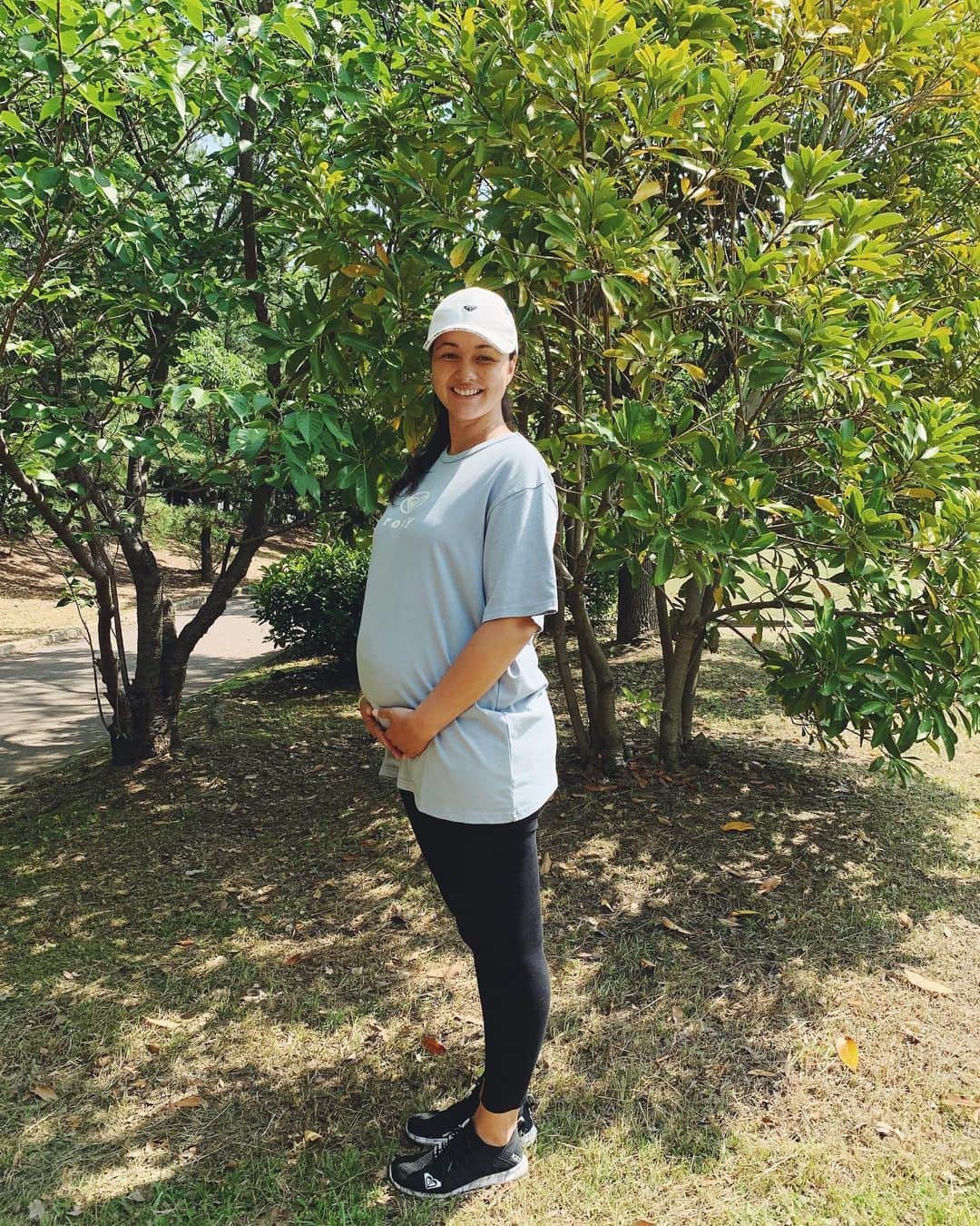 エリナ シルカのインスタグラム：「Growing belly👶💕 お腹どーん！🤰 最近暑くて洋服にこまっちゃう🙃　ROXYのビッグシャツヘビロテ中」