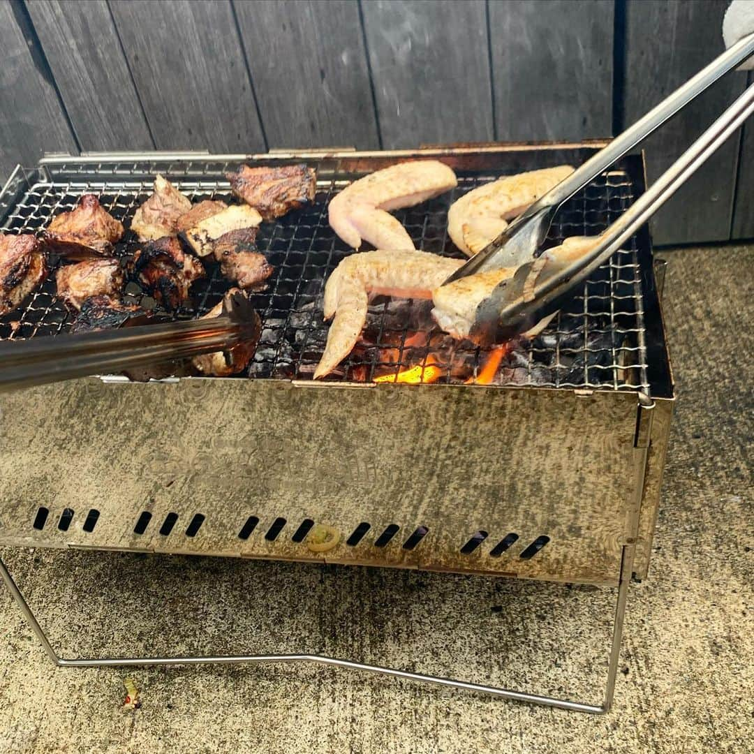 AYUMIさんのインスタグラム写真 - (AYUMIInstagram)「お家BBQ 今年新しくしたmont-bellの焚き火は この春から自宅でのBBQでデビュー！ 組み立ても楽で使いやすい♪ キャンプでは、焚き火にもBBQにも 使えて便利です🏕 . ナチュールワインで乾杯の 昼さがり🥂✨ . 中学生男子のお腹を満足させるため お父さんたちが肉を焼いてくれました 炭火焼きは美味しいね✨ . . #お家BBQ #お家アウトドア #AYUMIアウトドア #montbell #モンベル #焚き火台 #今日という日にも感謝して」5月31日 20時16分 - ayumiayunco