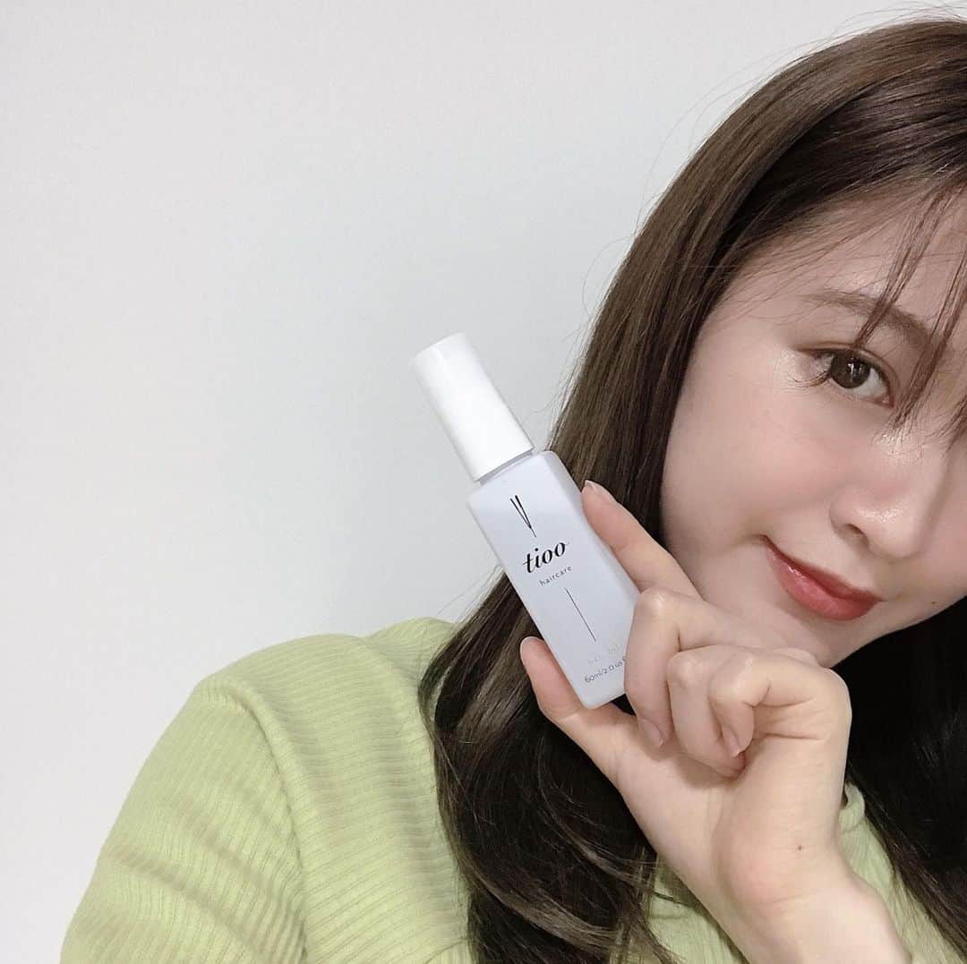 後藤夕貴のインスタグラム：「ㅤ さいきんお気に入りのhair care item⭐︎ ジャスミンのいいにおい〜 軽いテクスチャーなのにいい感じにまとまってくれるから これからの季節におすすめだよ、 ㅤ 私はアウトバスとヘアアレンジの仕上げにも使ってます。 #tioo #かるまとすごうる #ヘアオイル #ヘアケア」