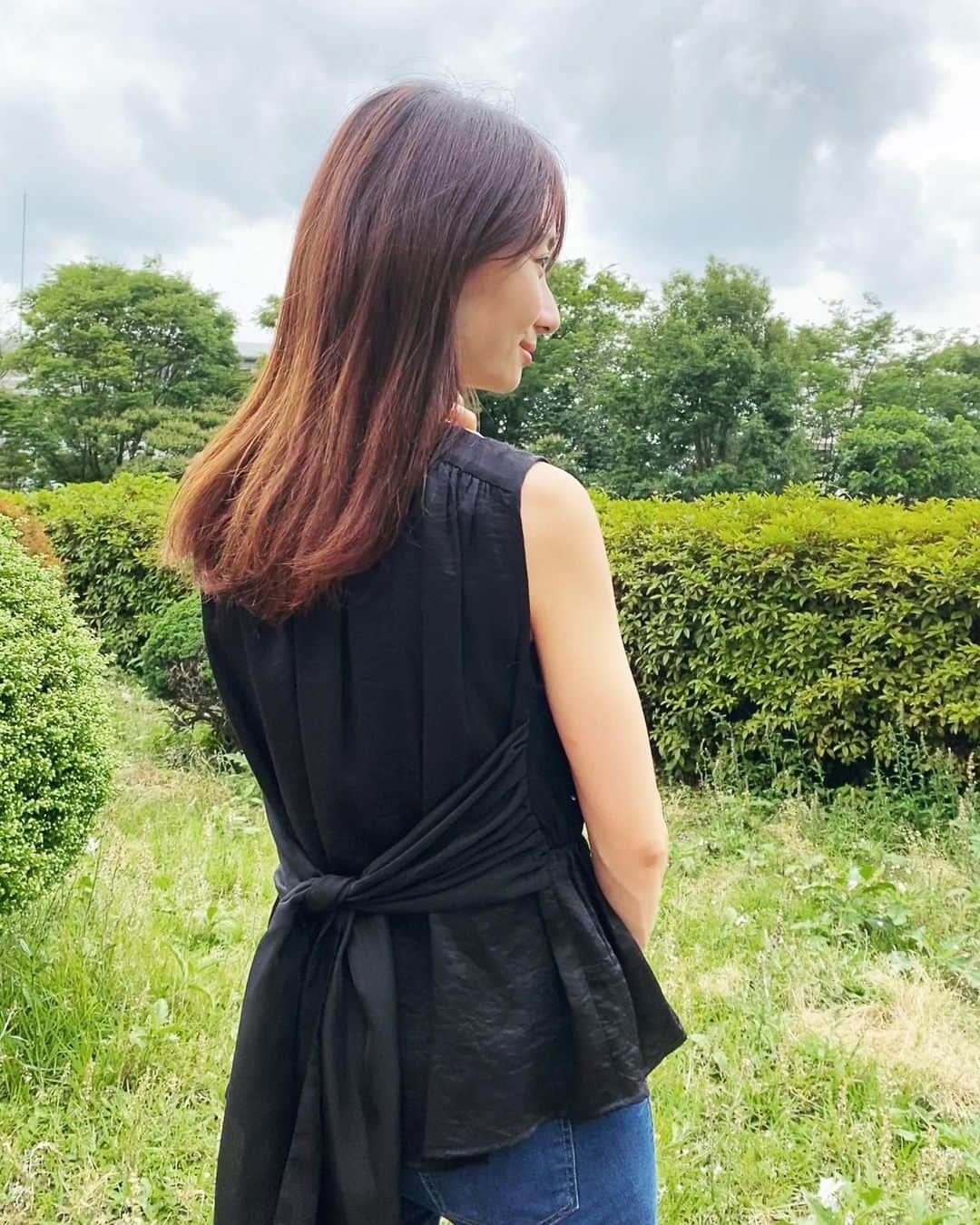 吉田早織のインスタグラム：「・﻿ バックシャンが可愛いトップス♡ ﻿ ﻿ ﻿ 3月から美容院控えていたら髪が限界😭﻿ ﻿ ﻿ ﻿ ﻿ ﻿ ﻿ ﻿ ﻿ ﻿ #drwcys #ドロシーズ #バックシャン  #ママコーデ #2020ss #夏コーデ #きょこ」
