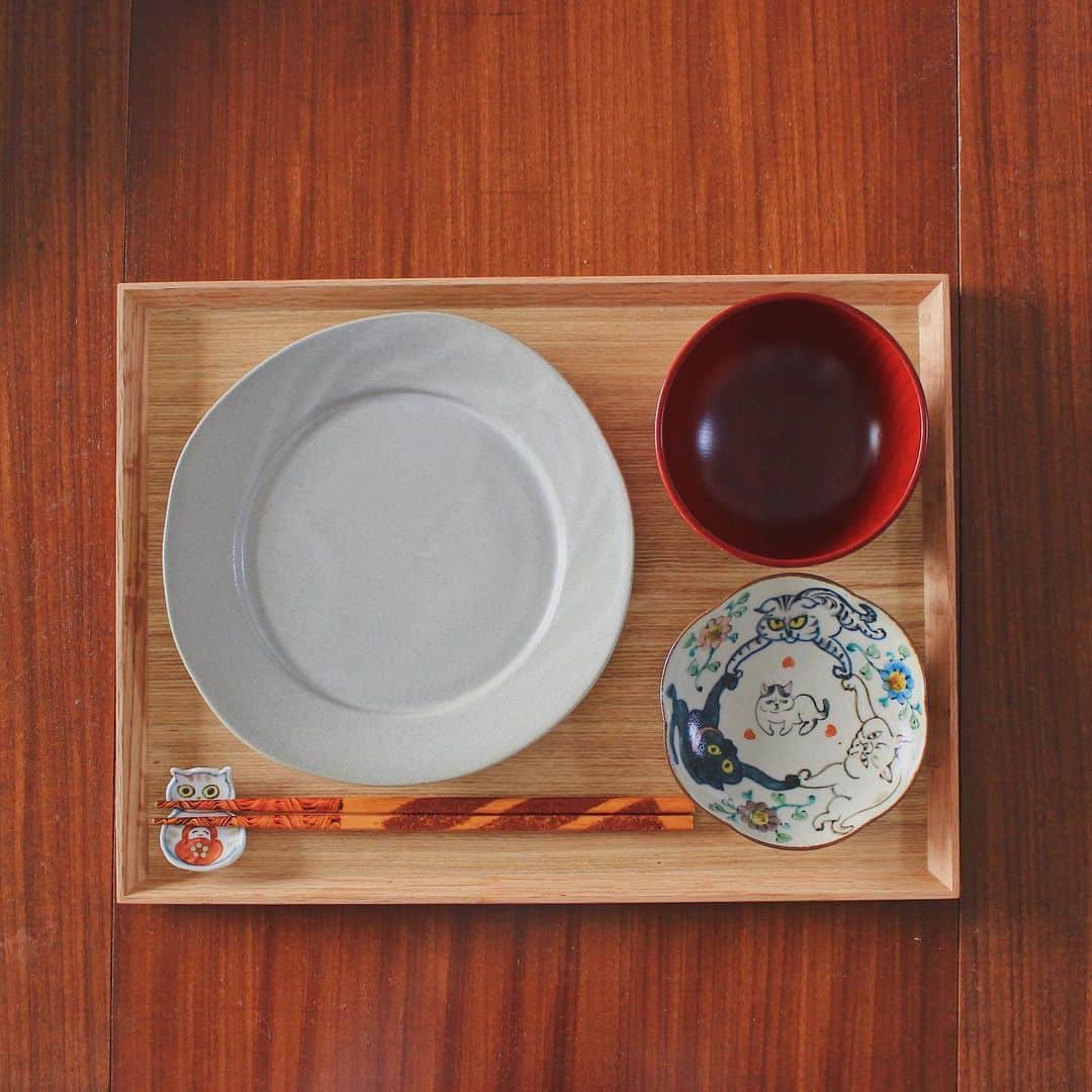 Kaori from Japanese Kitchenさんのインスタグラム写真 - (Kaori from Japanese KitchenInstagram)「新しいうつわで和ンプレート。うつわ、お盆ともに和洋問わず使えるデザイン。 ・ こんばんは。 今日の朝昼ごはん。 旬の生ヤングコーンはバター醤油炒めに、 そら豆はガーリック炒めにしてから パルジャミーノをかけました。 どっちも炒めただけなのに美味しい… 旬のもの万歳。 そら豆は疲労回復にバッチリ◎ ・ 今日おかずを盛り付けた器は TABLE WARE EAST @tablewareeast さんの 「コリーヌ」です。 ベージュですが少しグレーに近いかな？ これは直径20cmです。 なんやかんやこのくらいの大きさが 一番使い勝手が良い気がします。 副菜からデザートまでシーンを選ばず 和洋問わず使いやすくていい感じ。 お盆は毎度お馴染みの無印です。 ごちそうさまでした。 ・ 【おしながき】 三角おにぎり🍙 舞茸、新にんじん、玉ねぎのお味噌汁 焼き鮭 新にんじんと豆苗の塩昆布ナムル ヤングコーンのバター醤油炒め ミニトマトたいたん 賀茂茄子の田楽 そら豆としらすとパルジャミーノのガーリック炒め ・ ・ 2020.05.31 Sun Hi from Tokyo! Today’s brunch:Rice ball, miso soup, grilled salmon, Korean salad(carrot and sprouts), sautéed baby corn w/ pure ghee and soy sauce, stir-fried broad beans and baby sardines w/ Parmigiano-Reggiano, and simmered cherry tomatoes. ・ ・ #tablewareeast #テーブルウェアイースト #ティーイースト #おうちごはんlover #おうちごはん #食器 #器好き #うつわ好きと繋がりたい #器のある暮らし #breakfast #朝ごはん #おうちごはん #早餐 #薬膳 #うつわ #自炊 #stayhome #松浦コータロー #和ンプレート」5月31日 20時26分 - coco_kontasu
