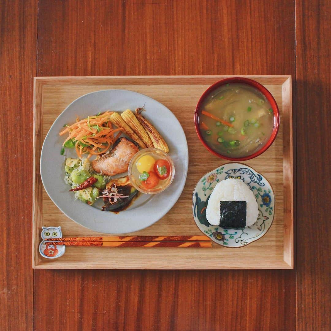 Kaori from Japanese Kitchenのインスタグラム：「新しいうつわで和ンプレート。うつわ、お盆ともに和洋問わず使えるデザイン。 ・ こんばんは。 今日の朝昼ごはん。 旬の生ヤングコーンはバター醤油炒めに、 そら豆はガーリック炒めにしてから パルジャミーノをかけました。 どっちも炒めただけなのに美味しい… 旬のもの万歳。 そら豆は疲労回復にバッチリ◎ ・ 今日おかずを盛り付けた器は TABLE WARE EAST @tablewareeast さんの 「コリーヌ」です。 ベージュですが少しグレーに近いかな？ これは直径20cmです。 なんやかんやこのくらいの大きさが 一番使い勝手が良い気がします。 副菜からデザートまでシーンを選ばず 和洋問わず使いやすくていい感じ。 お盆は毎度お馴染みの無印です。 ごちそうさまでした。 ・ 【おしながき】 三角おにぎり🍙 舞茸、新にんじん、玉ねぎのお味噌汁 焼き鮭 新にんじんと豆苗の塩昆布ナムル ヤングコーンのバター醤油炒め ミニトマトたいたん 賀茂茄子の田楽 そら豆としらすとパルジャミーノのガーリック炒め ・ ・ 2020.05.31 Sun Hi from Tokyo! Today’s brunch:Rice ball, miso soup, grilled salmon, Korean salad(carrot and sprouts), sautéed baby corn w/ pure ghee and soy sauce, stir-fried broad beans and baby sardines w/ Parmigiano-Reggiano, and simmered cherry tomatoes. ・ ・ #tablewareeast #テーブルウェアイースト #ティーイースト #おうちごはんlover #おうちごはん #食器 #器好き #うつわ好きと繋がりたい #器のある暮らし #breakfast #朝ごはん #おうちごはん #早餐 #薬膳 #うつわ #自炊 #stayhome #松浦コータロー #和ンプレート」