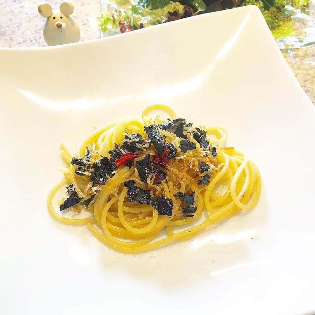 榊山敬代のインスタグラム：「🐟⬛︎🌶🍝… ・ 週末はやっぱり パスタ気分の巻  パスタを茹でている間に パパっと簡単にできます 雑魚と海苔パスタを制作  いつもブラックペッパーで 仕上げますところ今回では  トウガラシさんで辛味を演出しまして ピリ辛な雑魚海苔パスタレシピに挑戦  今年はトウガラシをお料理に 取り入れたい気分なのだけど カプサイシンはいろいろ体に 良さそうで気になるこのごろ  アドレナリンの分泌を活性化させたり 髪の毛や肌にも効果的で取り入れたい  ところでおうちごはんが定着しましてから  朝食から夕食までおいし〜と連呼 している自分に気づきました今日  そこでふとイメージしていましたのは 美味しいと言いながらの食事時間では  食材も喜ぶし身体もしあわせになり 良いことの連鎖しかないので今後も  おいしいと言いながら食べる習慣を ささやかにつづけたいと感じました  食材を褒めながら 自分も褒めながら  お食事はよろこびをチャージする時間に したいとあらためる五月の終わりでした  さて今夜はなにつくろうかな…🍳🙄… ・ ・ ・ #おうち時間 たのしもう週間 #おうち大好き #stayhome ・ ・ ・ ・  #おうちランチ #週末ランチ  #ランチ #lunch #おうちごはん #food #イタリアン #パスタ #パスタランチ#休日ランチ #🍝 #pasta #和風パスタ #雑魚 #海苔 #海苔パスタ #創作料理 #思いつき料理 #artist #cooking #日本画家 の #お料理こんなもん #Coronavirus#コロナウイルスが早く終息しますように」