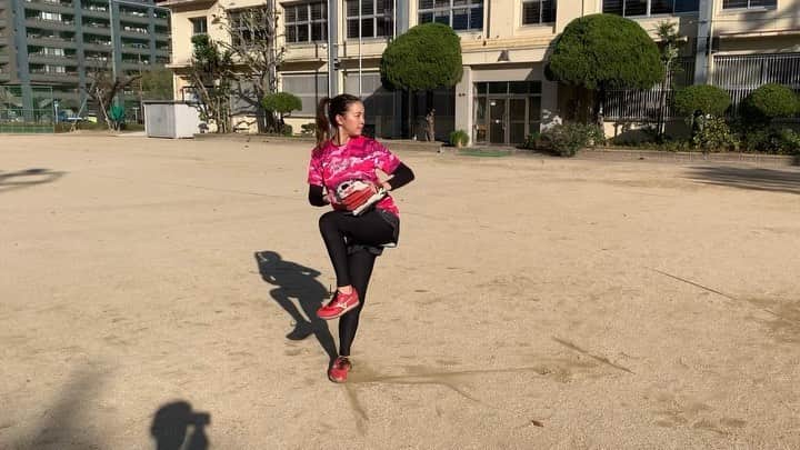 上杉あずさのインスタグラム：「. 【比較】 1.2個目は去年11月の練習の動画。3.4個目は最近。 数ヶ月前と今では意識するところが変わりました！あの時はこれが投げやすかったけど、今ではこっちがしっくり。 今は上半身主導で動き出すことを意識しております⚾️ #鴻江理論 では私はうで体ということで、ここ数ヶ月やってみました。あとは身体の中の変化と軸の意識などなど。 実際に傾斜でスパイク履いて投げてみないと分からないこともたくさんありそうですが、自粛期間にいろんなアイデアや理論に触れて勉強勉強でした。トレーニングも順調なので、結果に表れてくれたらいいな。まだまだ男性陣に比べたら野球歴は赤ちゃんレベルなので、引き続き頑張ります💪🏼🐷 #開幕に向けて #対策はしっかりしながらも #目の前の戦いに挑む準備を #草野球 #軟式野球 #プライドジャパン甲子園 #スタンドインカップ #公式戦 #草野球チーム #福岡ハードバンクポークス #野球女子 #ピッチャー #初心者マーク #牽制の復習 #クイックの復習 #課題山積 #fukuoka #hardbankporks #baseball #team #amateur #championship #pitcher  #training #catchball」