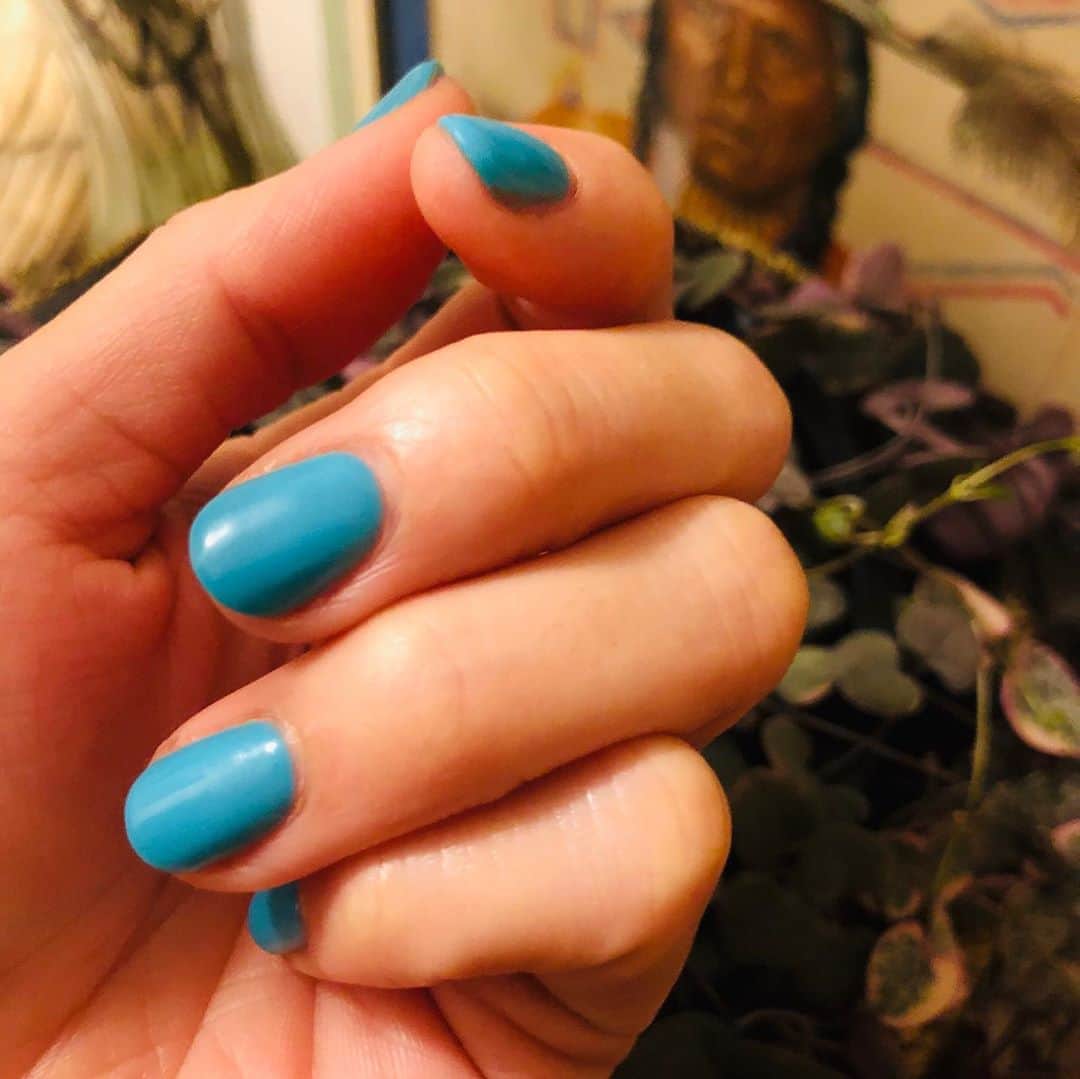 大桑マイミのインスタグラム：「nailを綺麗に。　再びターコイズカラー。手元華やかで元気がでる大好きなカラーに。 @salonbdaikanyama へ。 嬉しいです。そして綺麗になった指へ @venerdi_jewelry の　GOLDball とかってに呼んでる指輪をIN。 orderさせてもらってから出来上がりを 楽しみにしてました。😘😘😘😘 既存のものからカスタマイズオーダーもできるしなによりデザイナーの　marichanのセンスやアドバイス♪人柄が大好き。　こちらもまた気分が上がります。😊 約2ヶ月ぶりのnailや睫毛のcareこんな素敵な気持ちにさせてくれて感謝です。ご配慮をいただき安心してリラックスさせていただきました。」