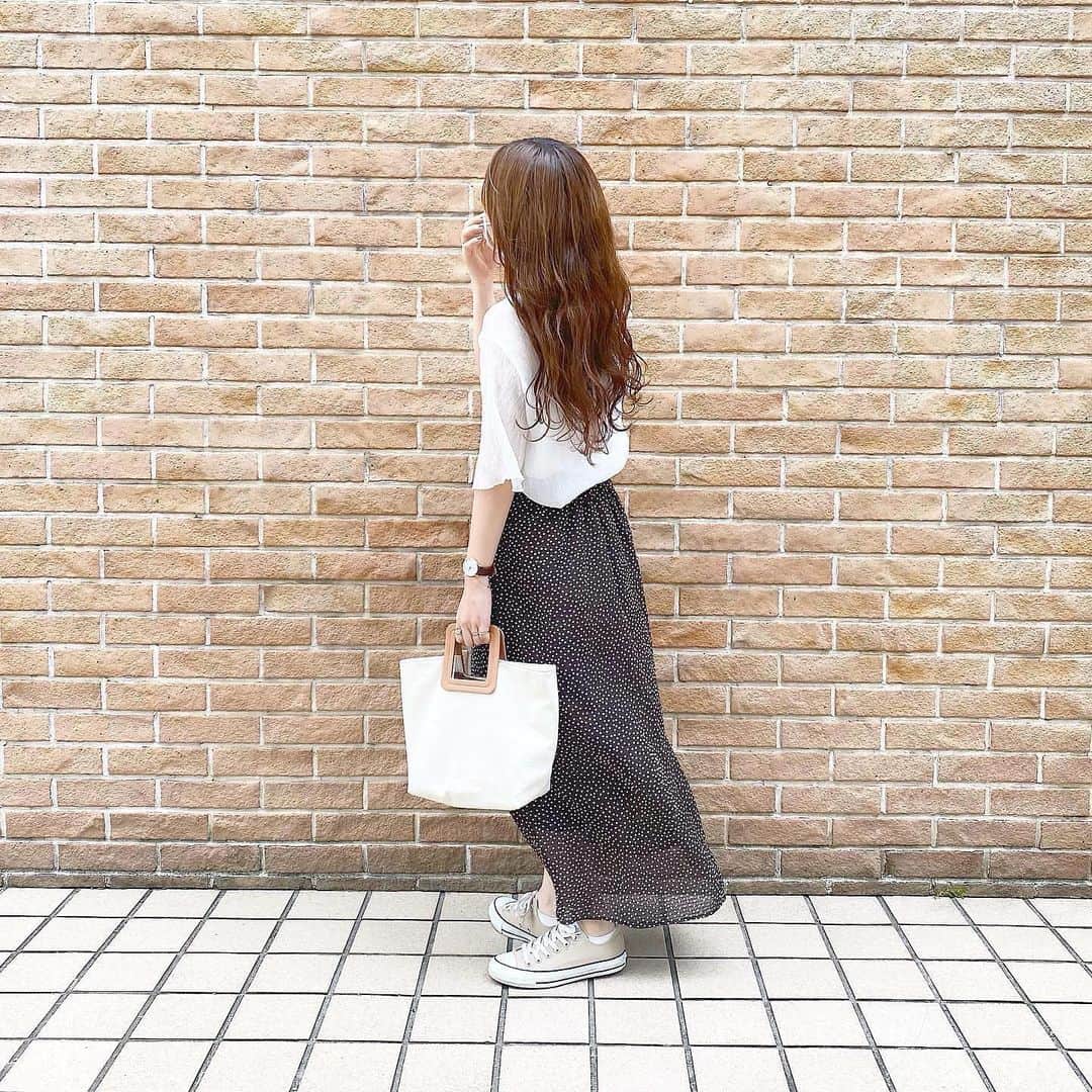 のインスタグラム：「ㅤㅤㅤㅤㅤㅤㅤㅤㅤㅤㅤㅤㅤ ㅤㅤㅤㅤㅤㅤㅤㅤㅤㅤㅤㅤㅤ ㅤㅤㅤㅤㅤㅤㅤㅤㅤㅤㅤㅤㅤ あっという間に5月も終わりですねっ🎏 5月最後はお気に入りのスカートコーデ4つまとめて💕 どのコーデが好きですか﹖☺️🍒 ㅤㅤㅤㅤㅤㅤㅤㅤㅤㅤㅤㅤㅤ ㅤㅤㅤㅤㅤㅤㅤㅤㅤㅤㅤㅤㅤ ⬇︎👒アイテム詳細はWEARで見ていただけたら幸いです🌿 ------------------------------------ ㅤㅤㅤㅤㅤㅤㅤㅤㅤㅤㅤㅤㅤ ① tops : #whoswhochico ¥4290 skirt : #gu ¥1990 bag : #gu ¥1990 ㅤㅤㅤㅤㅤㅤㅤㅤㅤㅤㅤㅤㅤ ② tops : #labelleetude ¥4290 skirt : muure ¥4950 bag : #agnesb ¥15400 ㅤㅤㅤㅤㅤㅤㅤㅤㅤㅤㅤㅤㅤ ③ togs : #urbanresearch ¥4950 skirt : #gu ¥1990 bag : #agnesb ¥15400 ㅤㅤㅤㅤㅤㅤㅤㅤㅤㅤㅤㅤㅤ ④ tops : #coen ¥2640 skirt : #fifth ¥3962 bag : #theatreproducts ¥4400 sandal : #freaksstore ¥5280 ㅤㅤㅤㅤㅤㅤㅤㅤㅤㅤㅤㅤㅤ ------------------------------------ ㅤㅤㅤㅤㅤㅤㅤㅤㅤㅤㅤㅤㅤ ㅤㅤㅤㅤㅤㅤㅤㅤㅤㅤㅤㅤㅤ 5月もたくさんみてくださり ありがとうございました( ¨̮ )💕 ㅤㅤㅤㅤㅤㅤㅤㅤㅤㅤㅤㅤㅤ 6月もマイペース更新ですが コーデ、ヘアアレンジ、カフェ、ストーリーの事 更新していきますので よろしくお願いいたします🩰🧡 ㅤㅤㅤㅤㅤㅤㅤㅤㅤㅤㅤㅤㅤ ㅤㅤㅤㅤㅤㅤㅤㅤㅤㅤㅤㅤㅤ #harucd ㅤㅤㅤㅤㅤㅤㅤㅤㅤㅤㅤㅤㅤ」