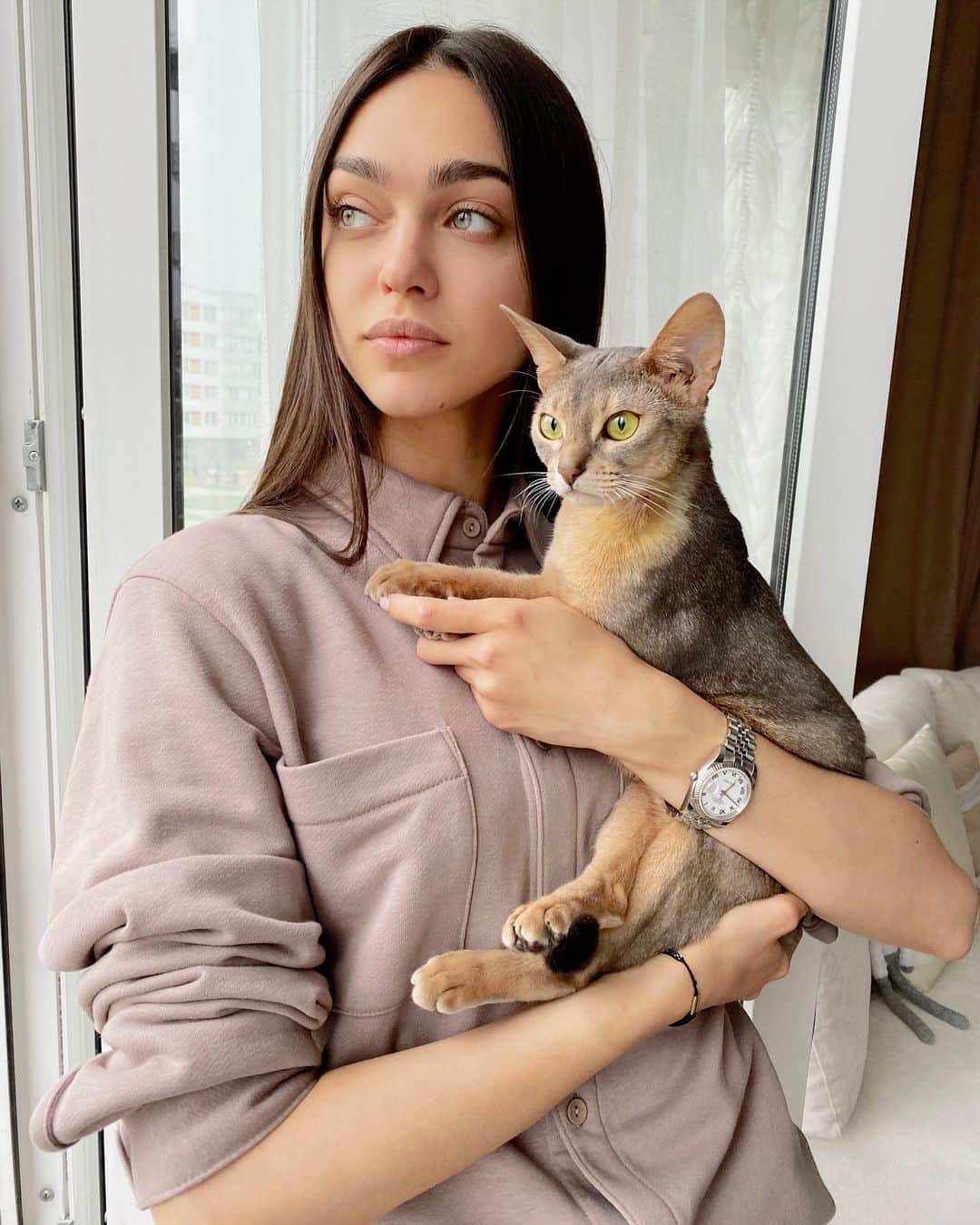 Zhenya Katavaのインスタグラム：「Я и Мой хозяин 🐱」