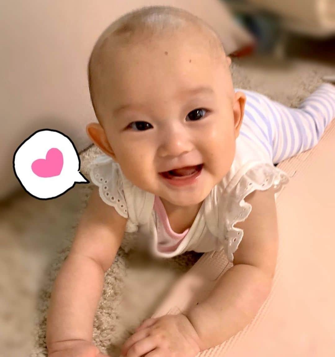 花田浩菜のインスタグラム：「我が家の癒し担当👧❤️ . . 赤ちゃんのこの体勢、ほんと好き🥰 目が合えば笑ってくれるただただ癒しのこの人も今週末には#生後6ヶ月 。早い、、早すぎる😢❤️ . . 最近は色々なことが分かるようになってきて、お腹が空いていてもパパなら愛想を振りまきニコニコし続け、ママなら早くくれよと大泣きし w、 ミルクを渡せば自分で飲めるようになり、 座らせてあげると腰もほぼ座ってしまい、 おもちゃに興味津々でお兄ちゃんのものを全力で取りに行こうと必死に頑張るようになり、 お昼寝も置けばコロッと寝ていたものが昼間の間はなかなか寝付けなくて苦しんで大泣きするようになり、 どれもこれも『成長してるねぇ、、意思が出てきたのねえ🥰』とただ癒される存在なのは2人目だからかなんなのか。 予防接種にいくと物凄く怒って泣いているところを見ると、気は強そうな娘ちゃんです👧笑 身長66センチ、体重6.6キロと産まれた時よりだいぶ大きくなったものの、 まだまだ薄毛ちゃんなので赤ちゃん感満載で可愛い❤️ 成長が早すぎて、ずーっと赤ちゃんでいて欲しい気持ちもありけりな母はフクザツな気持ちです😭😭 あなたの笑顔に家族全員がhappyをもらっています🌻 ありがとう❤️ . というわけで誰に頼まれたわけでもないのに最近の娘ちゃんコレクション。個人的には最後の餅顔がお気に入りです。 #親バカ部 . . #生後5ヶ月 #12月生まれ #令和ベイビー #令和元年ベビー #赤ちゃんのいる生活 #2歳差兄妹 #2歳差育児 #ママリ #女の子ママ #男の子ママ #薄毛ベビー #新米ママと繋がりたい #ズリバイ #成長記録 #mamagirl #ig_oyabakabu #babygirl #happy #happydays」