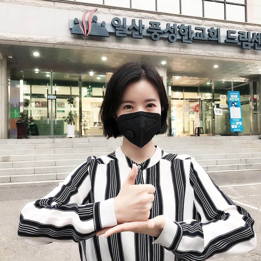 パク・キヨンのインスタグラム：「안녕하세요.  박기영 입니다.  가수이자 뮤지컬 배우인 우리 god의 손호영님 @dajungho2 으로부터 지목 받아 #덕분에챌린지 에 동참하게 되었습니다.  코로나19 최전선에서 밤낮없이 수고해 주시는 의료진 여러분들과 방역, 소방, 자원봉사자분들 등...코로나 19 극복을 위해 노력하시는 모든 분들께 깊은 감사와 존경을 표합니다!  여러분의 노고가 헛되지 않도록 사회적 거리두기와 손씻기, 마스크 사용 등의 생활방역 동참으로 반드시 이 위기를 이겨낼 것이라 믿습니다!  평범한 일상속에서 만남을 갖던 가족과 친구들...공연장과 녹화장에서 만났던 팬여러분들과 관객 여러분들이 너무나 보고싶은 요즘입니다... 전 세계는 이 위기를 반드시 극복할 것입니다! 우리 모두 조금만 힘을 내요!💪💪💪 저는 특별히 누군가를 지목하지 않겠습니다.  여러분이 다음 주인공입니다!!!💜💜💜 #의료진덕분에 #감사합니다 #당신을존경합니다 #덕분에챌린지 #박기영 #다음주인공은바로당신입니다 #parkkiyoung」