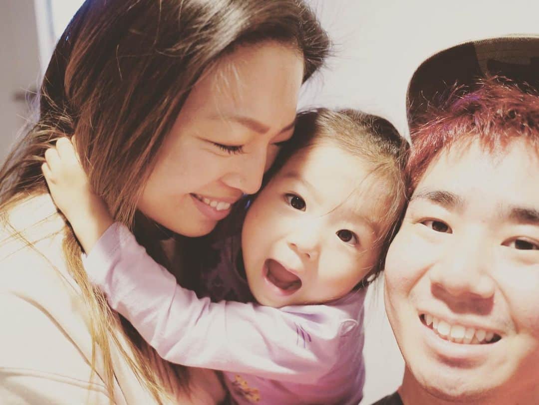 大野愛地のインスタグラム：「Happy Birthday @noa_1989 🙃❤️ ﻿ 4歳の息子くんが幼稚園に行ってるので、2歳の娘ちゃん連れてお知り合いの焼肉屋さんへ。﻿ ﻿ 奇跡的に娘ちゃんが寝てくれて、久しぶりの焼肉デート🙌﻿ なんかゆっくりご飯食べたの久々やったね。NOA幸せをありがとう💏﻿ 改めて誕生日おめでとう！！！﻿ ﻿ #Happybirthdaymywife﻿ #🔥」