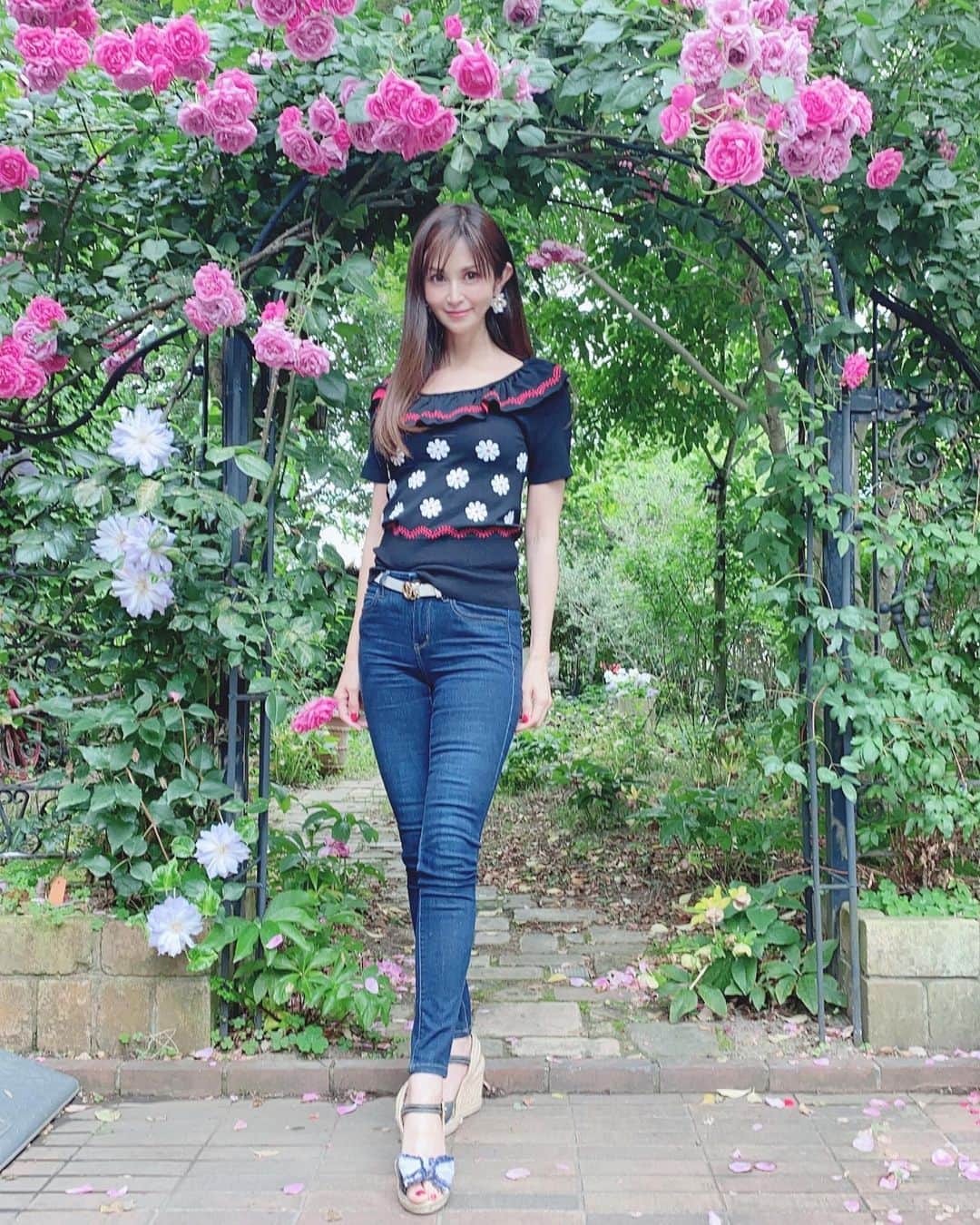 越野矢素子さんのインスタグラム写真 - (越野矢素子Instagram)「今日も薔薇のアーチの前で🌹✨ お庭もお花や新緑が綺麗でした☺️」5月31日 20時49分 - loversyaso
