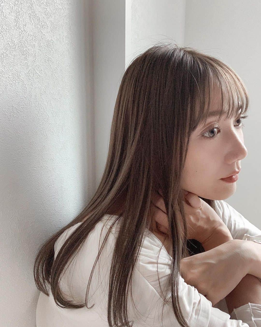 小川陽香のインスタグラム：「さくっと美容院だけ行って パサついてた髪の毛が生き返った😭💞 ㅤ カラーは透明感のあるベージュ♡ (いつもベージュ系😂) ㅤ ㅤ #hair #haircolor #longhair #ヘアー #ヘアカラー #ベージュカラー #ロングヘア #さらさらヘアー」