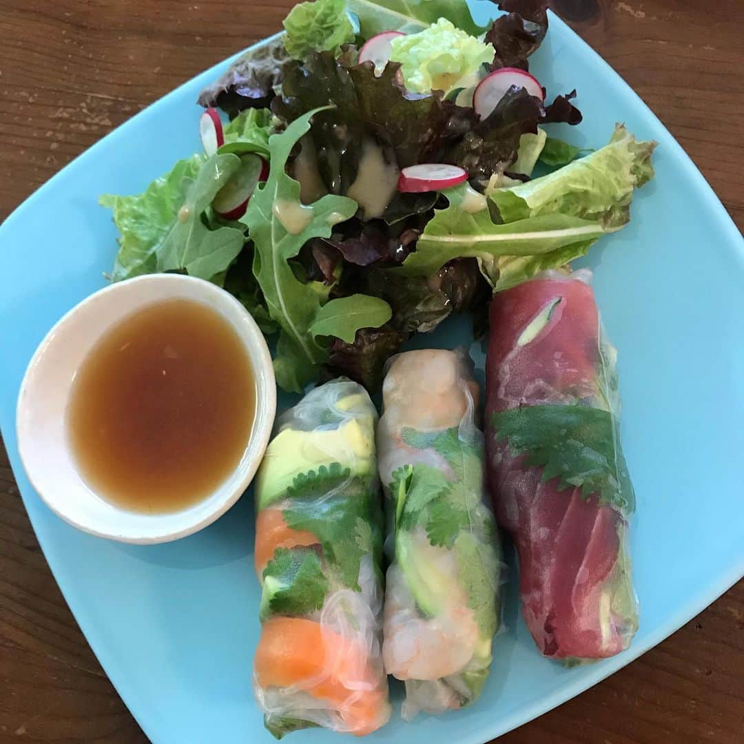 馬渕英里何さんのインスタグラム写真 - (馬渕英里何Instagram)「そろそろ自炊生活から脱出。ひとの作ったごはんも食べたい。。 #自粛生活 #解除 #していいですか #エノキのガレット #ナストマトパスタ #チキン味噌マヨソテー #生春巻き3種 #豚大根煮 #ぶり照り #あとひと息 #食材消費」5月31日 21時02分 - ericamabuchi