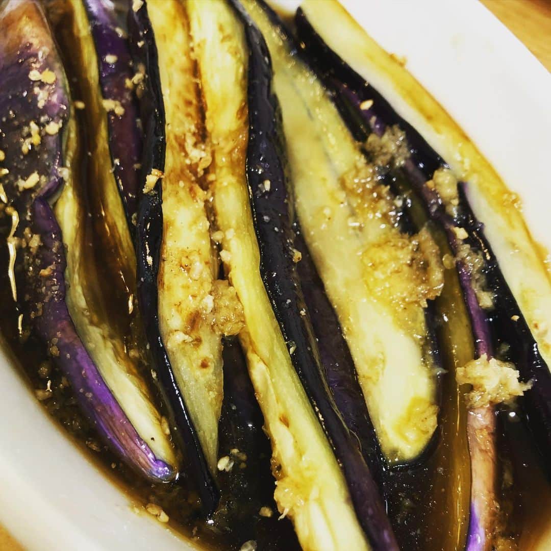 神尾佑さんのインスタグラム写真 - (神尾佑Instagram)「茄子の揚げ浸し。揚げ焼きしてニンニク生姜のすりおろしと麺つゆかけただけ。美味しいです。」5月31日 20時56分 - yu_kamio