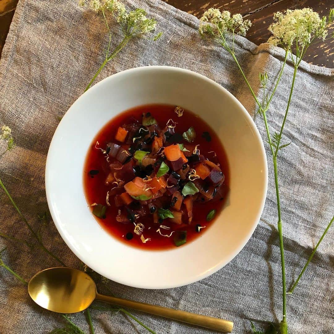 のインスタグラム：「Vegan Borscht miso soup ✨Recipe is below. Easy and Nourishing 👍 Ingredients, 1/2 Red beets 1  Carrot ( small) 1/2  Onion 1/2  sweet potato  1/8  Cabbage  2Tbsp chickpea miso 1 tsp  black sesame paste  1/4tsp sea salt Basil and calendula for topping  Preparing  1. Chop all vegetables in cubes ( 1cm or so)  2. pile up into the pot (the bottom -onion, cabbage, sweet potato, beets, carrot -top) and fill the water just above the vegetables. Sprinkle the salt on top. Cover the pot and cook until the vegetables are tender. Turn off the heating. 3. Add a miso. Serve with herbs and sesame paste.( I used basil this time but parsley or dill are also recommended). Guten Appetit!  You can add bay leaf during cook the vegetables. Also add a vegan sour cream for topping. Now I didn’t any extra because I need a simple one.  さて、今日は具沢山味噌汁に野菜のおかずを食べられる、回復食三日目。 どうしてもビーツを食べたくてボルシチ風の味噌スープにしました。普段なら色々スパイスやハーブをいれるけど、なるべく穏やかに優しい味に仕上げるべくスパイスはなし。お味噌は野菜の甘味に合わせてひよこ豆の味噌を少々。これがよく合う！  仕上げに黒ねりごまを回し入れたら、水玉模様が可愛かった💕 パセリやディルがあればよかったけど、バジルしかなかったからちぎって加えたら、これまた合う。新たな発見。カレンデュラの花びらも加えて彩りを。  ちなみにヒルデガルト自然療法で彼女が書き伝えたハーブティーレシピは実はわずか五つ。 そのうちの一つがカレンデュラティーです。 カレンデュラは今や医学的ににも様々な効能がみとめられています。 ヒルデガルトでは特に痛風によいとされていますが、他にも消化を促し、傷を癒し、生理の問題にもいいとか。免疫強化とかカビなどの悪性バクテリアにもよいとか！自然の力、植物の力てすごいね🙏🌱 なんだかむくむく体の奥から元気をもらうような美味しいスープでした。 ほんのちょっとの調味料、あとは野菜の旨みと甘味。ほんとにオススメです👍✨ 材料 ビーツ　1／2個 にんじん　1本　小さい物 薩摩芋　　1／2本 キャベツ　1／8個 玉ねぎ　　1／2個 ひよこ豆味噌(もしくは米味噌) 大さじ2 黒ねりごま　小さじ1ほど 海塩 　小さじ1／4 バジルなどトッピングに。  作り方は簡単。 1.全ての野菜をサイコロ切りにして、鍋にいれる。野菜は玉ねぎ、キャベツ、薩摩芋、ビーツ、にんじんの順に重ねていれて、水を野菜ひたひたまで注ぐ。 2.蓋をして沸騰したら弱火で野菜が煮えるまで煮て、火を止めて味噌を加える。 3.お皿によそい、黒ねりごまを回しかけ、ハーブをちらし召し上がれ！」