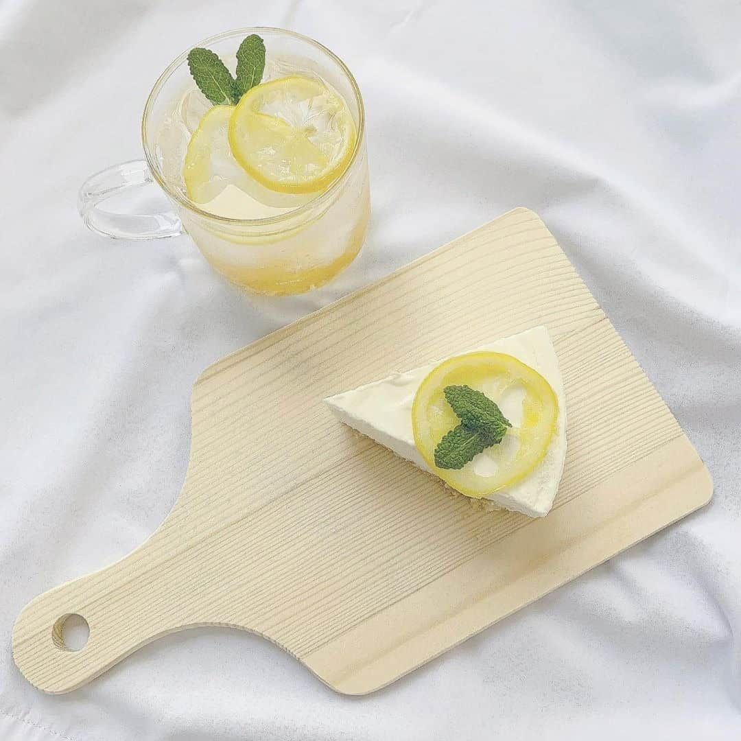 RiLiさんのインスタグラム写真 - (RiLiInstagram)「【レモンケーキ】を作ってリフレッシュ🏝️🍋 ..... 次のおうち時間は【レモンケーキ】に挑戦🍋さっぱり甘い味はこれからの季節にぴったりだよね🌻😉 レアチーズケーキやウィークエンドシトロンなど、気になるケーキのレシピで作ってみてね🥣🍋🍋オーブンがおうちにない子は短時間でできるトーストを使ってみるのもおすすめ✨ レモンの香りにはリラックス効果があるともいわれているみたい🤭#レモンケーキ でみんなの投稿を見てトッピングや写真の撮り方を参考にしてみてね👀 ❣❣❣❣❣ サイトやSNSで掲載させていただくお写真募集中😘📸 かわいいコーデやアイテム、注目スポットなどが撮れたら、ハッシュタグ→#rili_tokyo  を付けて投稿❗ ． Special Thanks💋 Photo by @__han_a_ @rino0420 @___me__r @k_stagram202 @re_ina228 @__cocoa.gram__ @sa__kana__ ． #春 #レモンケーキ #おうちカフェ #riliっぽおうち時間 #おうち時間 #rili_home #手作りケーキ #手作りお菓子 #ウィークエンドシトロン #チーズケーキ #ベージュコーデ#ワントーン #홈카페 #홈카페스타그램 #RiLi  #おしゃれさんと繋がりたい #お洒落さんと繋がりたい #ファッション #패션스타그램 #ootd #outfit」5月31日 21時00分 - rili.tokyo