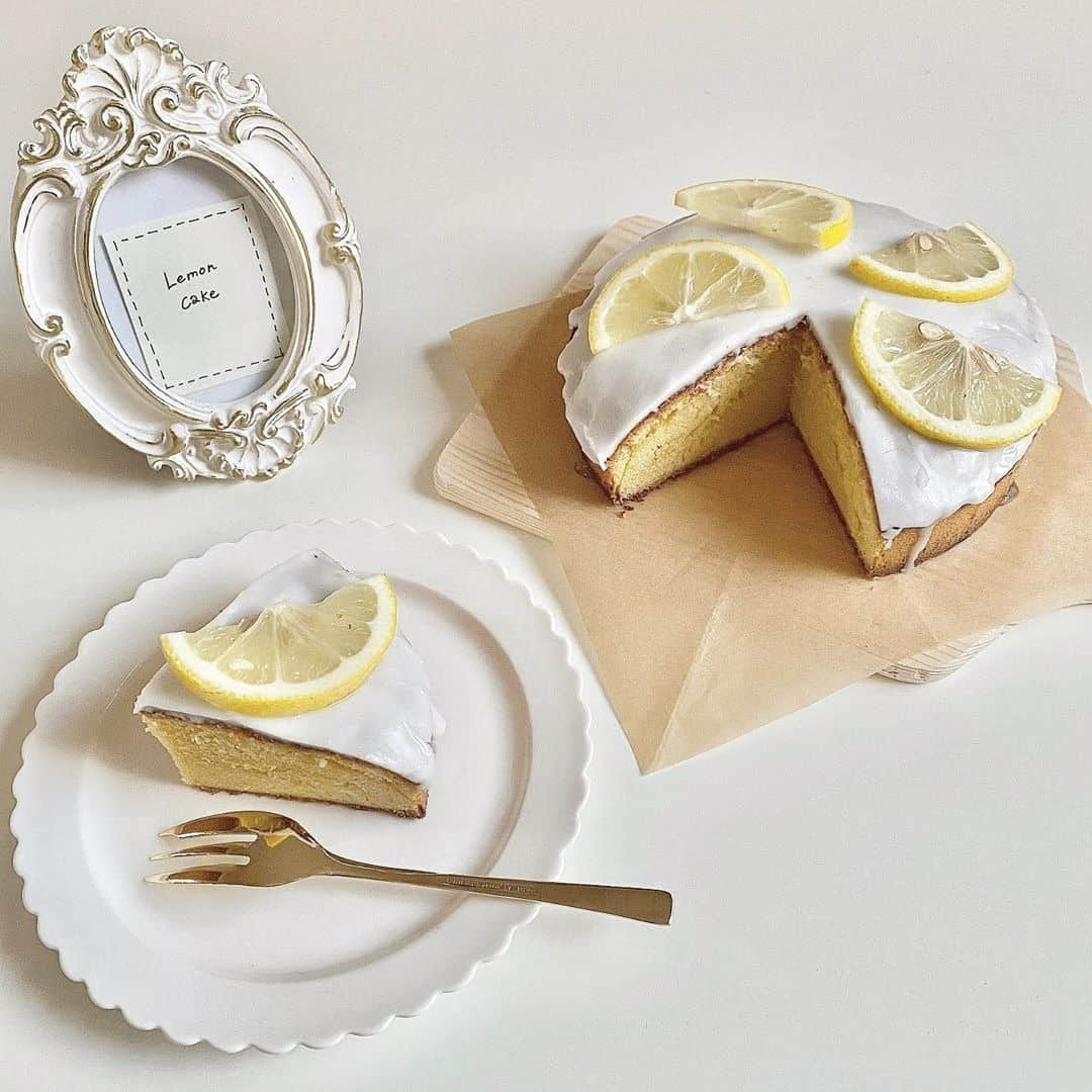 RiLiさんのインスタグラム写真 - (RiLiInstagram)「【レモンケーキ】を作ってリフレッシュ🏝️🍋 ..... 次のおうち時間は【レモンケーキ】に挑戦🍋さっぱり甘い味はこれからの季節にぴったりだよね🌻😉 レアチーズケーキやウィークエンドシトロンなど、気になるケーキのレシピで作ってみてね🥣🍋🍋オーブンがおうちにない子は短時間でできるトーストを使ってみるのもおすすめ✨ レモンの香りにはリラックス効果があるともいわれているみたい🤭#レモンケーキ でみんなの投稿を見てトッピングや写真の撮り方を参考にしてみてね👀 ❣❣❣❣❣ サイトやSNSで掲載させていただくお写真募集中😘📸 かわいいコーデやアイテム、注目スポットなどが撮れたら、ハッシュタグ→#rili_tokyo  を付けて投稿❗ ． Special Thanks💋 Photo by @__han_a_ @rino0420 @___me__r @k_stagram202 @re_ina228 @__cocoa.gram__ @sa__kana__ ． #春 #レモンケーキ #おうちカフェ #riliっぽおうち時間 #おうち時間 #rili_home #手作りケーキ #手作りお菓子 #ウィークエンドシトロン #チーズケーキ #ベージュコーデ#ワントーン #홈카페 #홈카페스타그램 #RiLi  #おしゃれさんと繋がりたい #お洒落さんと繋がりたい #ファッション #패션스타그램 #ootd #outfit」5月31日 21時00分 - rili.tokyo