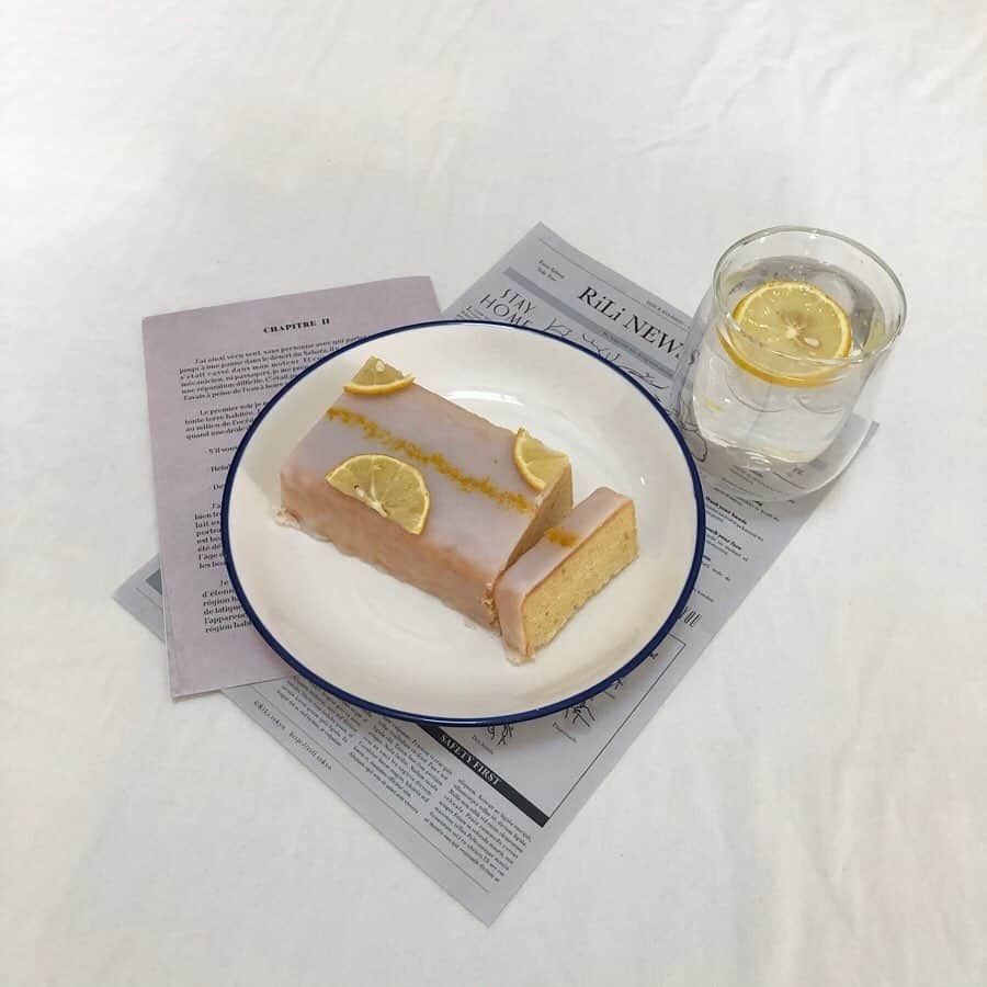 RiLiさんのインスタグラム写真 - (RiLiInstagram)「【レモンケーキ】を作ってリフレッシュ🏝️🍋 ..... 次のおうち時間は【レモンケーキ】に挑戦🍋さっぱり甘い味はこれからの季節にぴったりだよね🌻😉 レアチーズケーキやウィークエンドシトロンなど、気になるケーキのレシピで作ってみてね🥣🍋🍋オーブンがおうちにない子は短時間でできるトーストを使ってみるのもおすすめ✨ レモンの香りにはリラックス効果があるともいわれているみたい🤭#レモンケーキ でみんなの投稿を見てトッピングや写真の撮り方を参考にしてみてね👀 ❣❣❣❣❣ サイトやSNSで掲載させていただくお写真募集中😘📸 かわいいコーデやアイテム、注目スポットなどが撮れたら、ハッシュタグ→#rili_tokyo  を付けて投稿❗ ． Special Thanks💋 Photo by @__han_a_ @rino0420 @___me__r @k_stagram202 @re_ina228 @__cocoa.gram__ @sa__kana__ ． #春 #レモンケーキ #おうちカフェ #riliっぽおうち時間 #おうち時間 #rili_home #手作りケーキ #手作りお菓子 #ウィークエンドシトロン #チーズケーキ #ベージュコーデ#ワントーン #홈카페 #홈카페스타그램 #RiLi  #おしゃれさんと繋がりたい #お洒落さんと繋がりたい #ファッション #패션스타그램 #ootd #outfit」5月31日 21時00分 - rili.tokyo