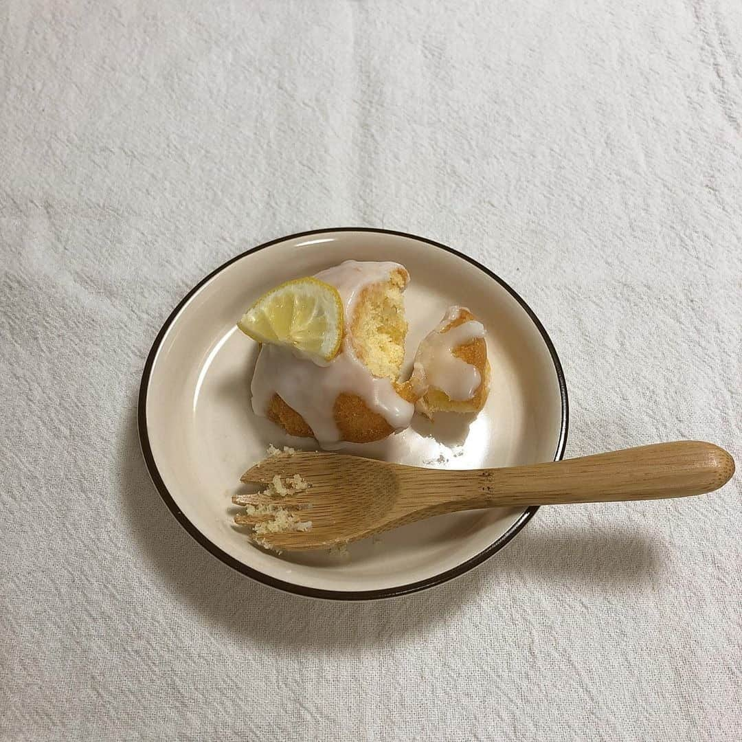 RiLiさんのインスタグラム写真 - (RiLiInstagram)「【レモンケーキ】を作ってリフレッシュ🏝️🍋 ..... 次のおうち時間は【レモンケーキ】に挑戦🍋さっぱり甘い味はこれからの季節にぴったりだよね🌻😉 レアチーズケーキやウィークエンドシトロンなど、気になるケーキのレシピで作ってみてね🥣🍋🍋オーブンがおうちにない子は短時間でできるトーストを使ってみるのもおすすめ✨ レモンの香りにはリラックス効果があるともいわれているみたい🤭#レモンケーキ でみんなの投稿を見てトッピングや写真の撮り方を参考にしてみてね👀 ❣❣❣❣❣ サイトやSNSで掲載させていただくお写真募集中😘📸 かわいいコーデやアイテム、注目スポットなどが撮れたら、ハッシュタグ→#rili_tokyo  を付けて投稿❗ ． Special Thanks💋 Photo by @__han_a_ @rino0420 @___me__r @k_stagram202 @re_ina228 @__cocoa.gram__ @sa__kana__ ． #春 #レモンケーキ #おうちカフェ #riliっぽおうち時間 #おうち時間 #rili_home #手作りケーキ #手作りお菓子 #ウィークエンドシトロン #チーズケーキ #ベージュコーデ#ワントーン #홈카페 #홈카페스타그램 #RiLi  #おしゃれさんと繋がりたい #お洒落さんと繋がりたい #ファッション #패션스타그램 #ootd #outfit」5月31日 21時00分 - rili.tokyo