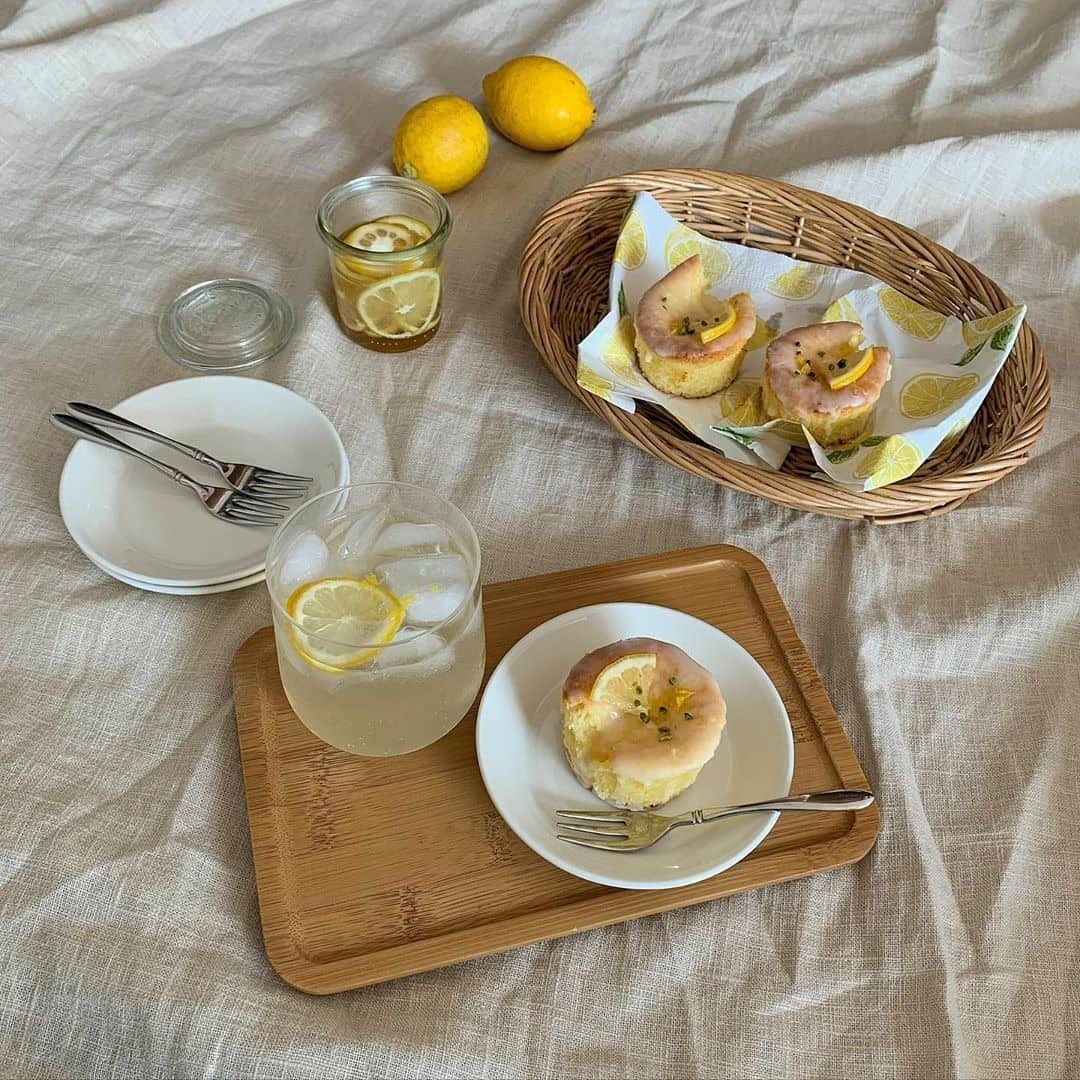 RiLiさんのインスタグラム写真 - (RiLiInstagram)「【レモンケーキ】を作ってリフレッシュ🏝️🍋 ..... 次のおうち時間は【レモンケーキ】に挑戦🍋さっぱり甘い味はこれからの季節にぴったりだよね🌻😉 レアチーズケーキやウィークエンドシトロンなど、気になるケーキのレシピで作ってみてね🥣🍋🍋オーブンがおうちにない子は短時間でできるトーストを使ってみるのもおすすめ✨ レモンの香りにはリラックス効果があるともいわれているみたい🤭#レモンケーキ でみんなの投稿を見てトッピングや写真の撮り方を参考にしてみてね👀 ❣❣❣❣❣ サイトやSNSで掲載させていただくお写真募集中😘📸 かわいいコーデやアイテム、注目スポットなどが撮れたら、ハッシュタグ→#rili_tokyo  を付けて投稿❗ ． Special Thanks💋 Photo by @__han_a_ @rino0420 @___me__r @k_stagram202 @re_ina228 @__cocoa.gram__ @sa__kana__ ． #春 #レモンケーキ #おうちカフェ #riliっぽおうち時間 #おうち時間 #rili_home #手作りケーキ #手作りお菓子 #ウィークエンドシトロン #チーズケーキ #ベージュコーデ#ワントーン #홈카페 #홈카페스타그램 #RiLi  #おしゃれさんと繋がりたい #お洒落さんと繋がりたい #ファッション #패션스타그램 #ootd #outfit」5月31日 21時00分 - rili.tokyo